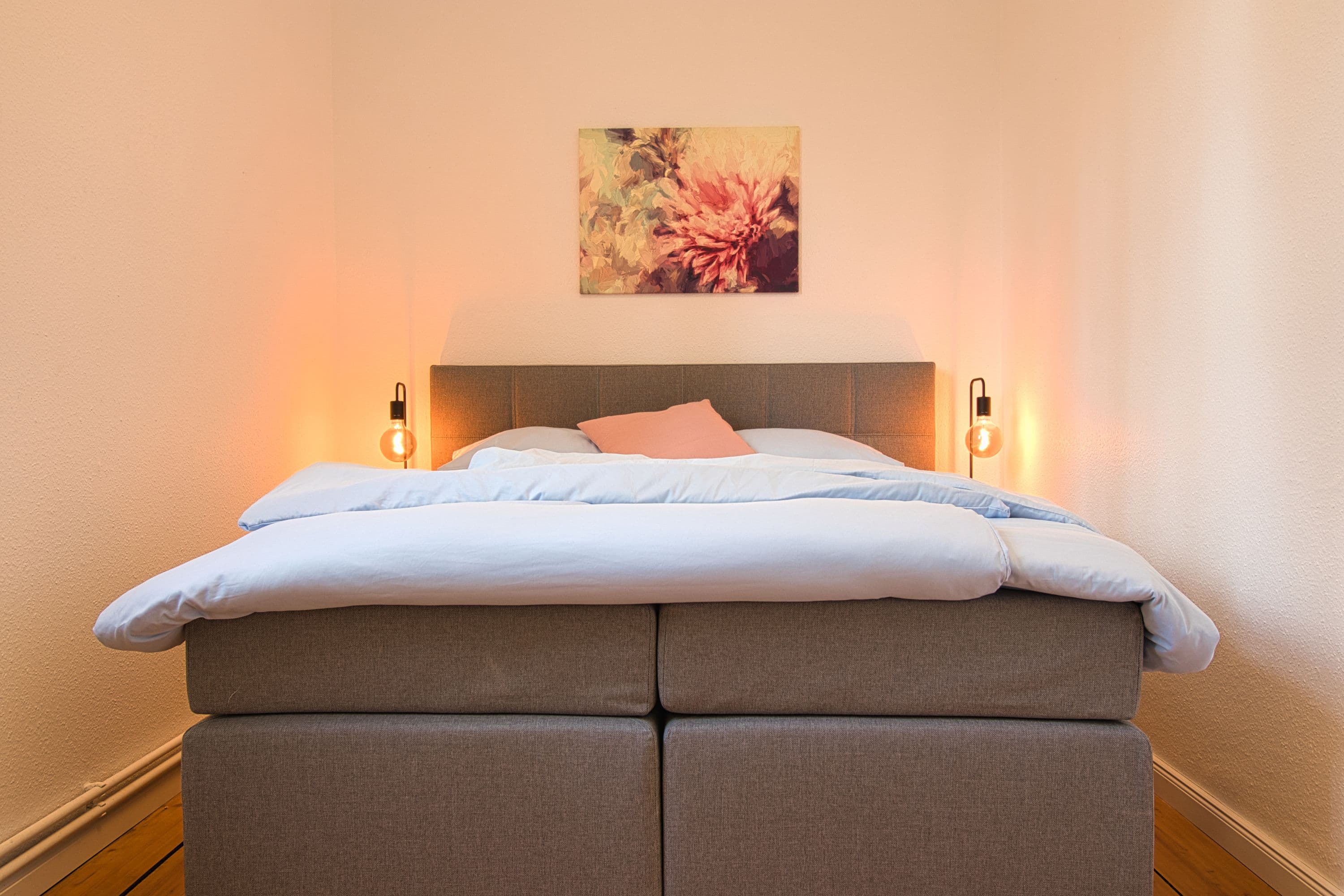 Doppelbett im kleinen Schlafzimmer Ferienwohnung 5 Hofgut Beckedorf Hermannsburg