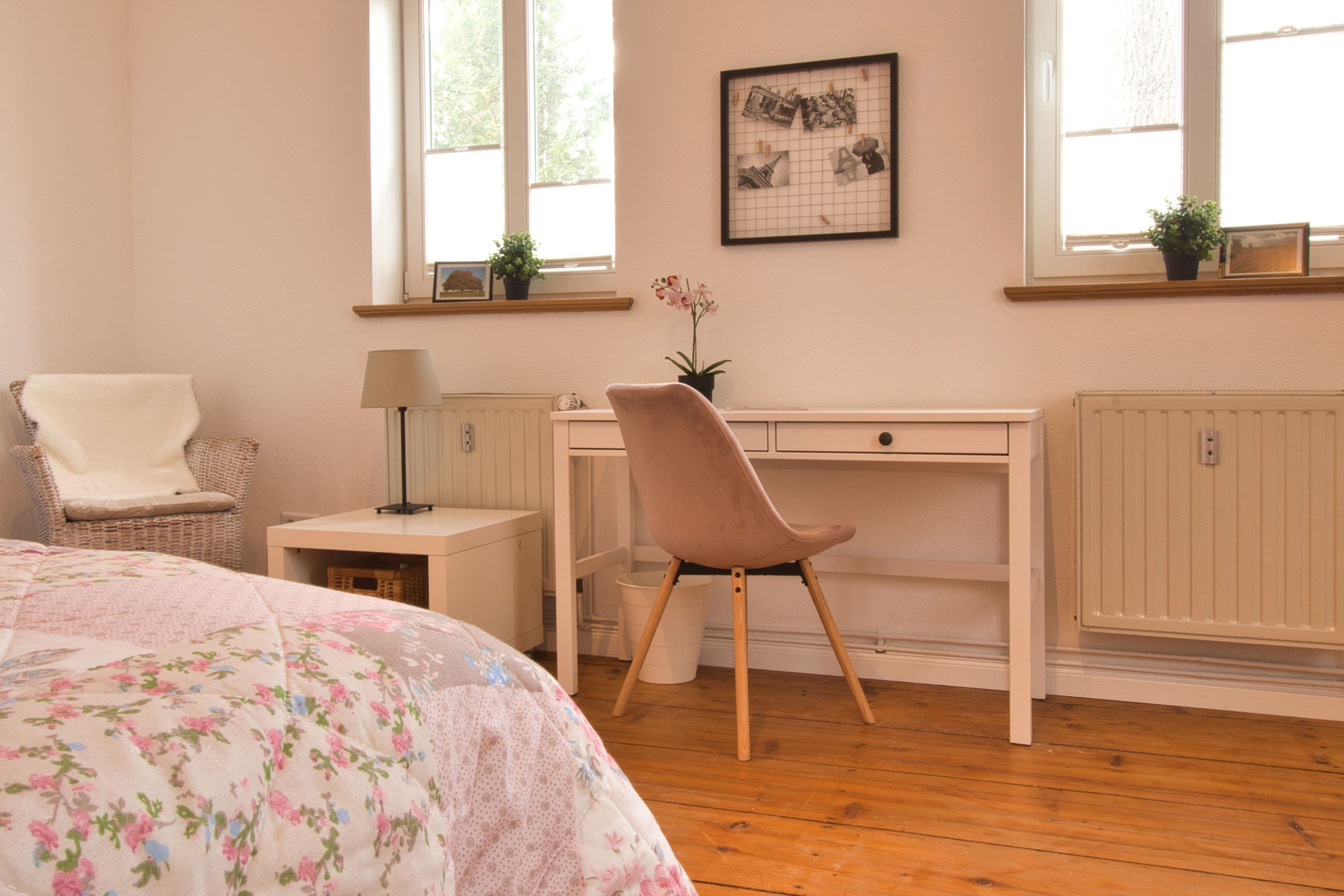 Schreibtisch im Schlafzimmer Ferienwohnung 5 Hofgut Beckedorf Hermannsburg