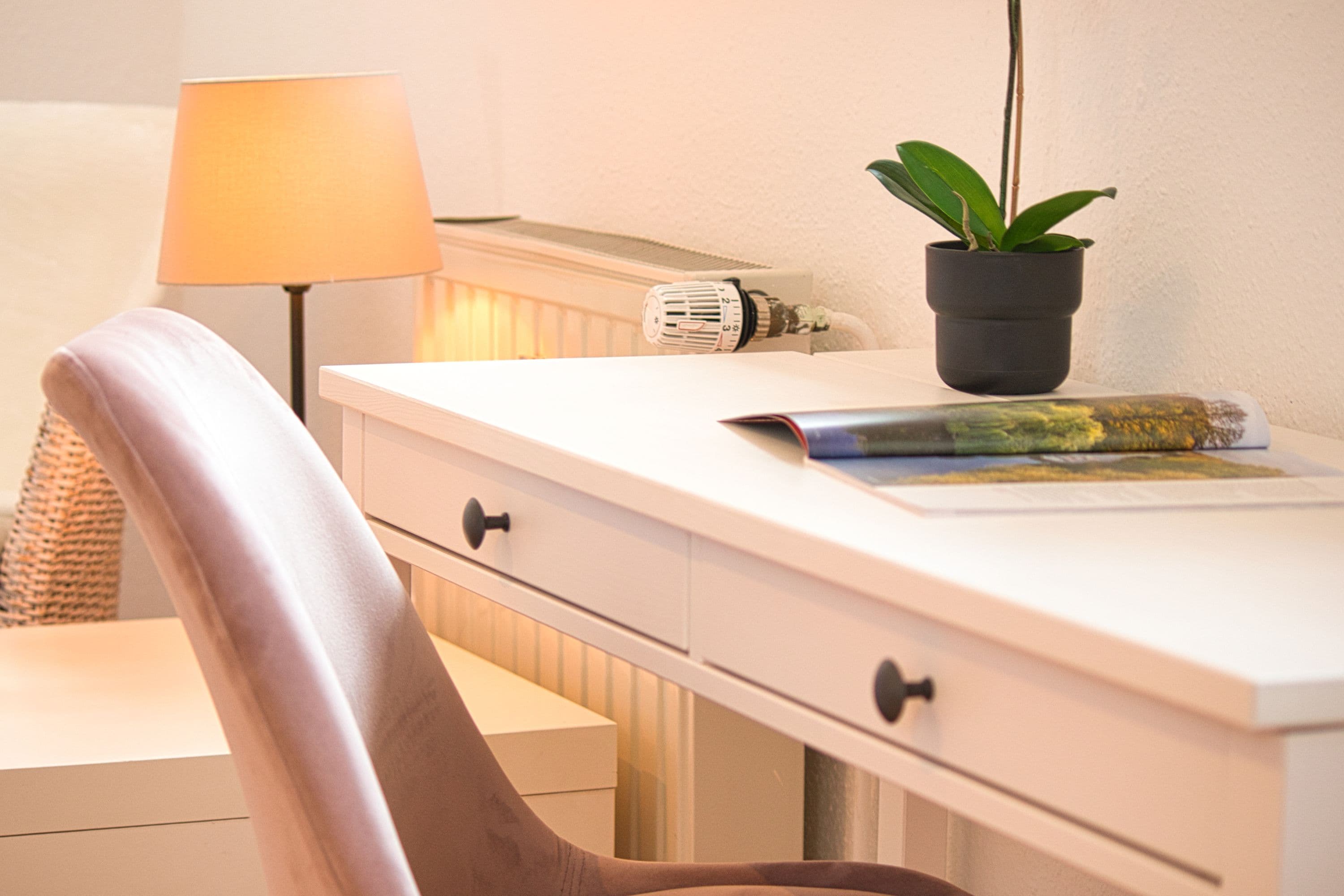 Schreibtisch im Schlafzimmer Ferienwohnung 5 Hofgut Beckedorf Hermannsburg