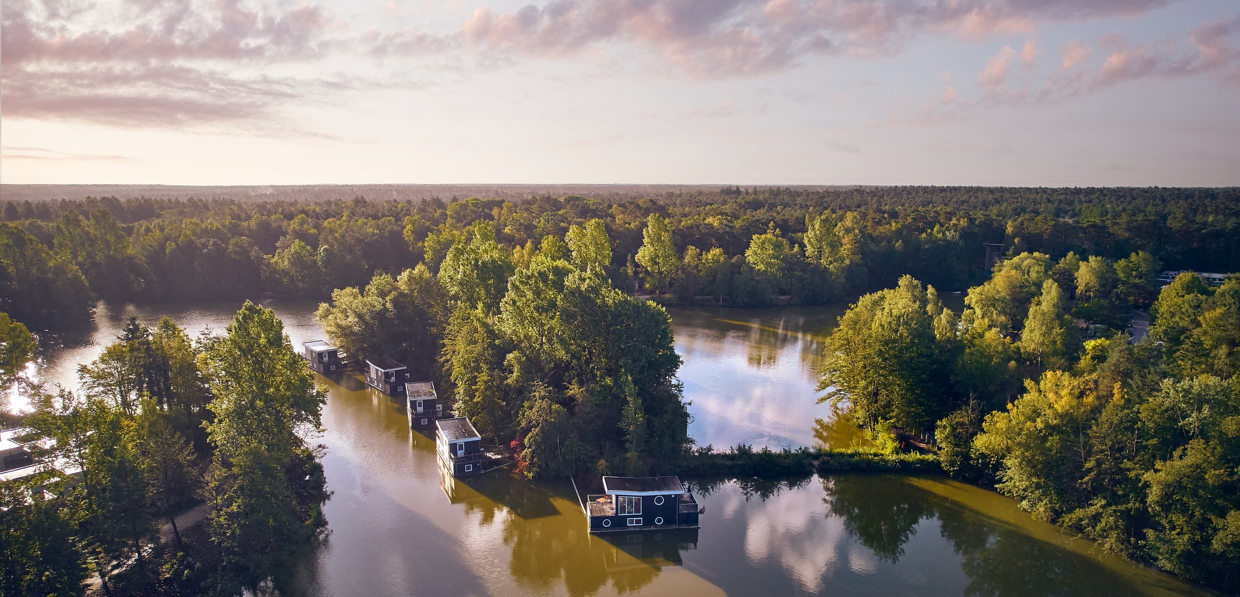 See mit Bootshäusern im Center Parcs Bispinger Heide