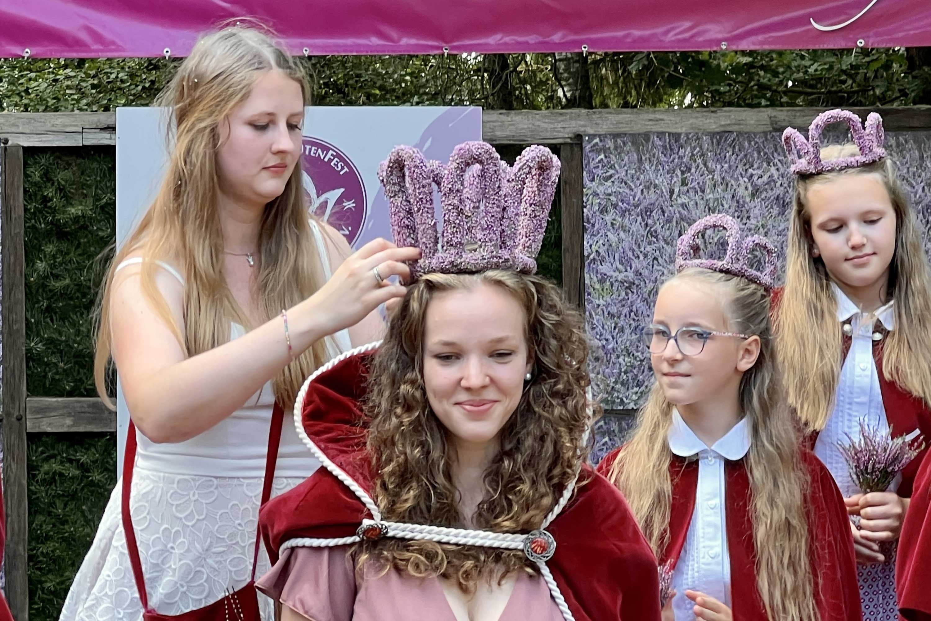 Übergabe der Krone durch die alte Heidekönigin