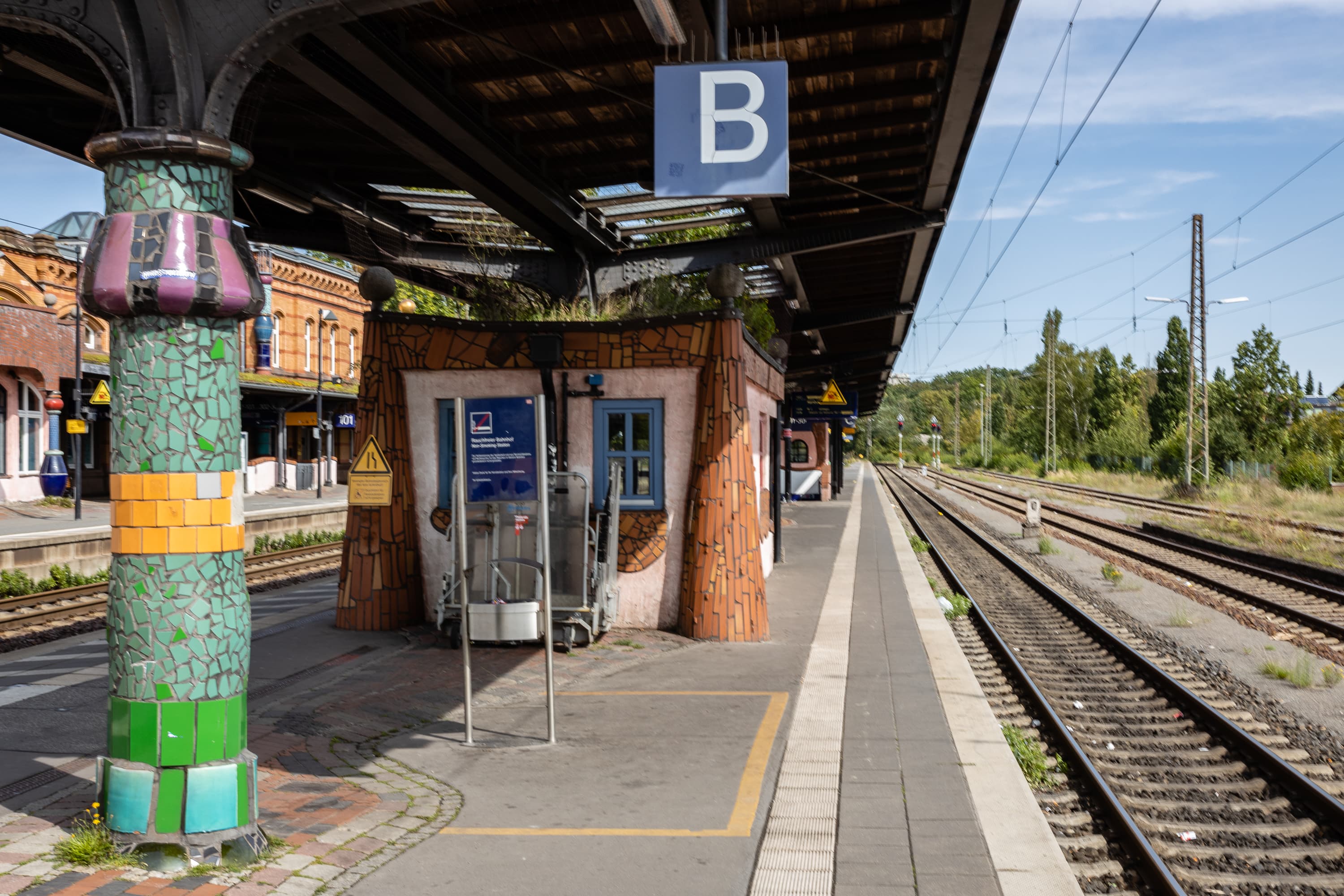 Der Künstler Friedensreich Hundertwasser prägte diesen BahnhofThe artist Friedensreich Hundertwasser left his mark on this stationKunstneren Friedensreich Hundertwasser satte sit præg på denne jernbanestationDe kunstenaar Friedensreich Hundertwasser drukte zijn stempel op dit station