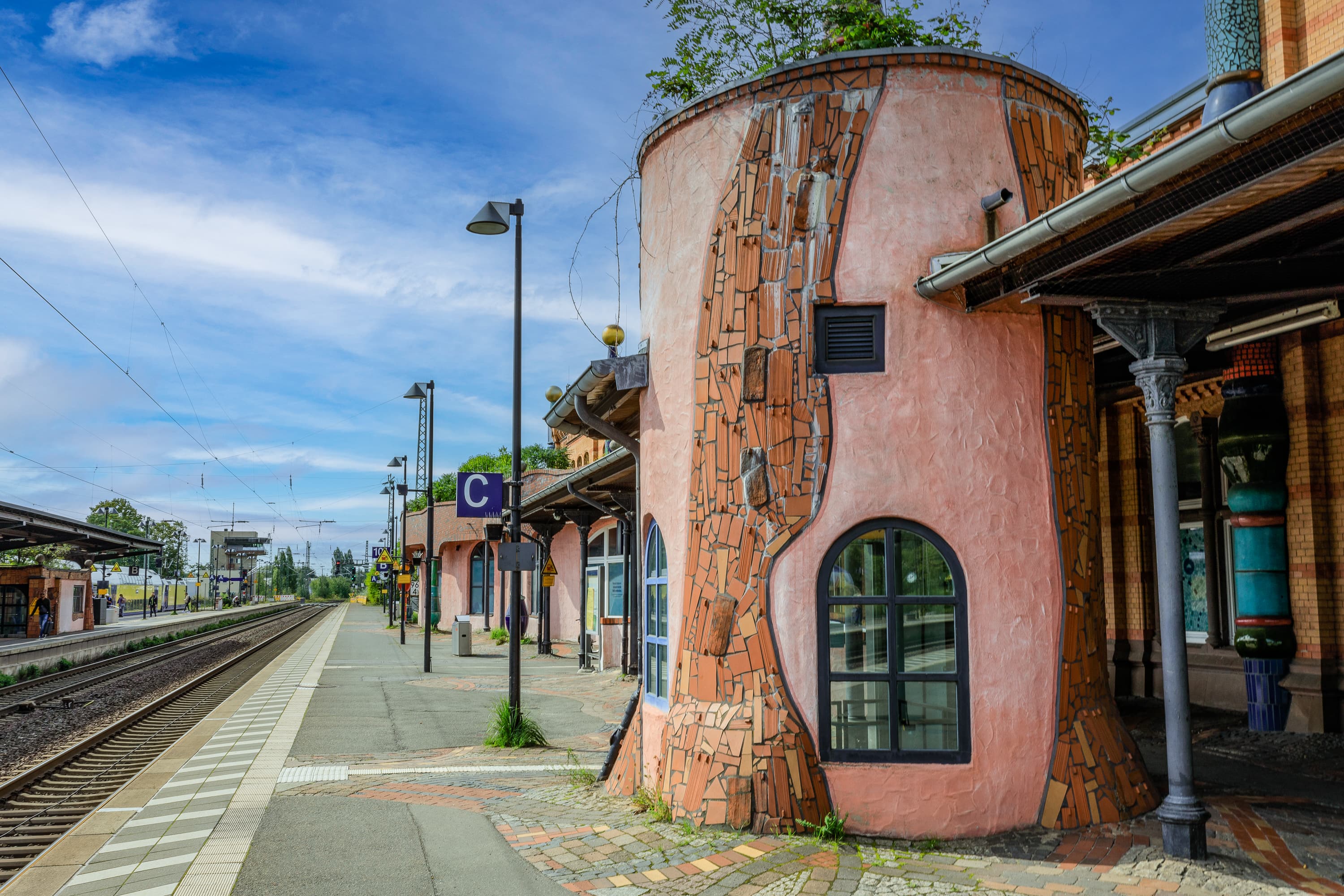 Der schönste Bahnhof Deutschlands ist in UelzenThe most beautiful train station in Germany is in UelzenDen smukkeste jernbanestation i Tyskland ligger i UelzenHet mooiste treinstation van Duitsland ligt in Uelzen