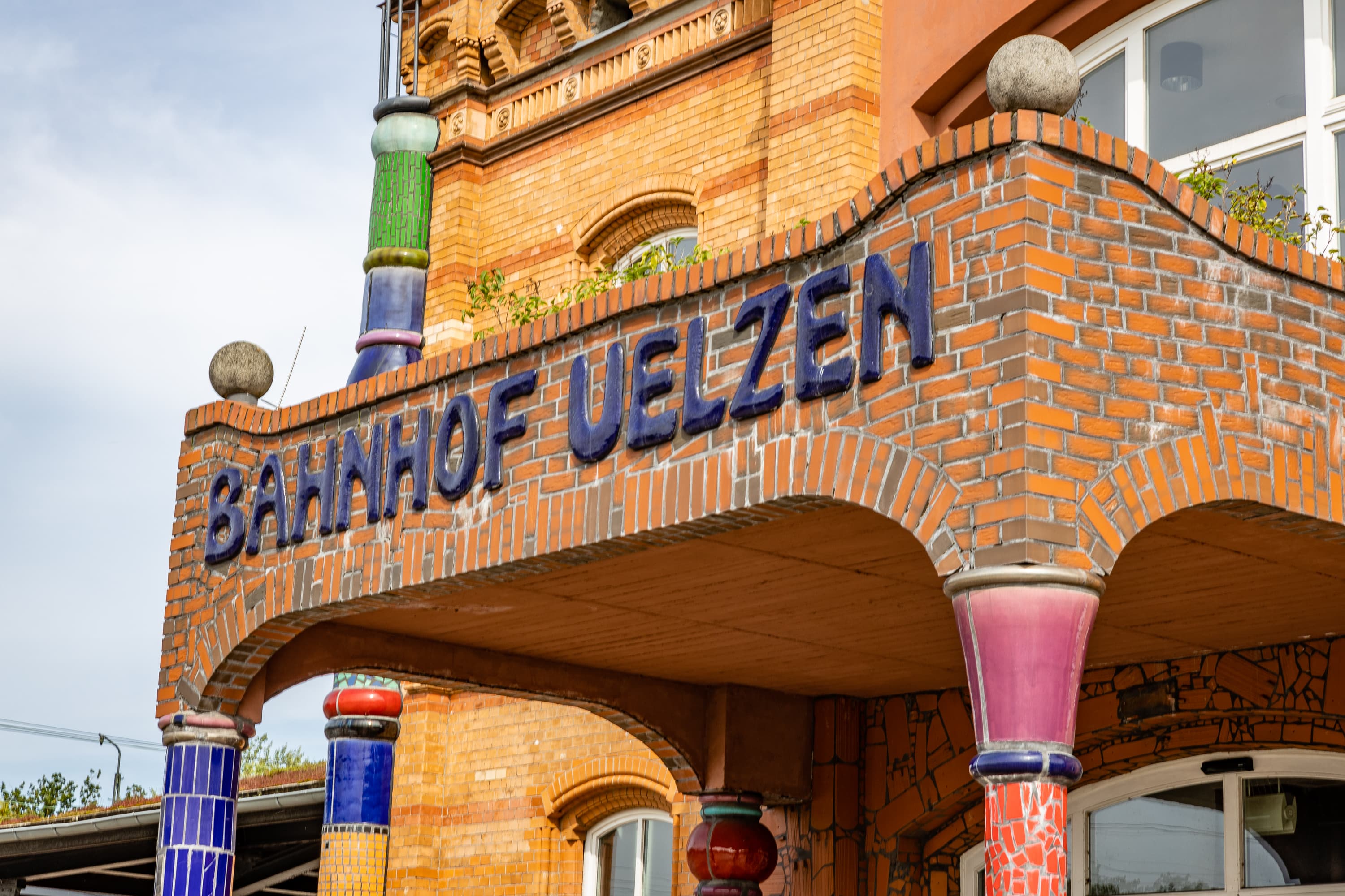 Der besondere Bahnhof ist von Hundertwasser gestaltetThe special train station is designed by HundertwasserDen særlige jernbanestation er designet af HundertwasserHet speciale treinstation is ontworpen door Hundertwasser