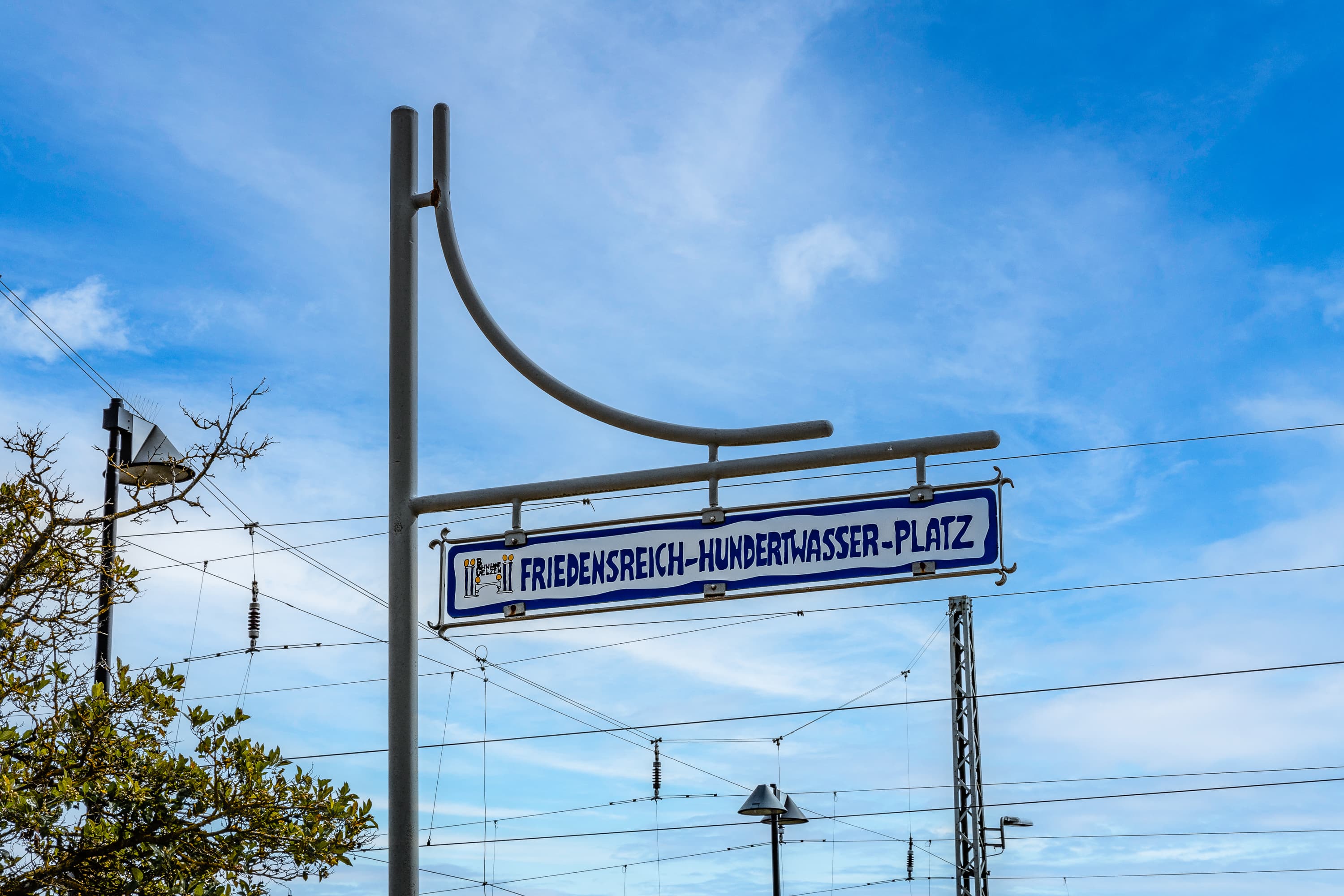 Der Bahnhofsvorplatz ist nach dem Künstler benanntThe station forecourt is named after the artistStationsforpladsen er opkaldt efter kunstnerenHet stationsplein is vernoemd naar de kunstenaar