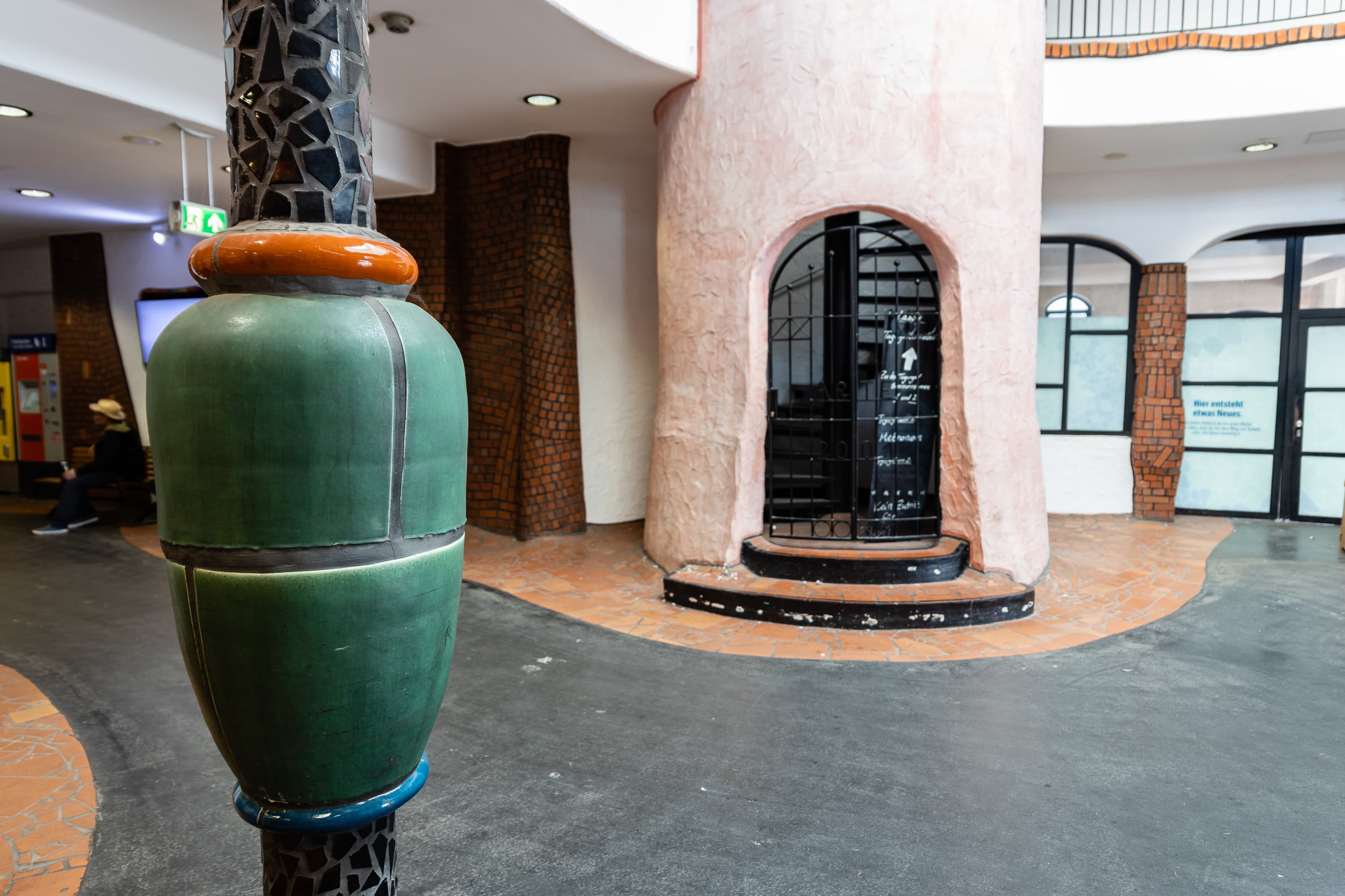 Die Kunst setzt sich innen fort im HundertwasserbahnhofThe art continues inside the Hundertwasser stationKunsten fortsætter inde i Hundertwasser-jernbanestationenDe kunst gaat verder in het Hundertwasser station