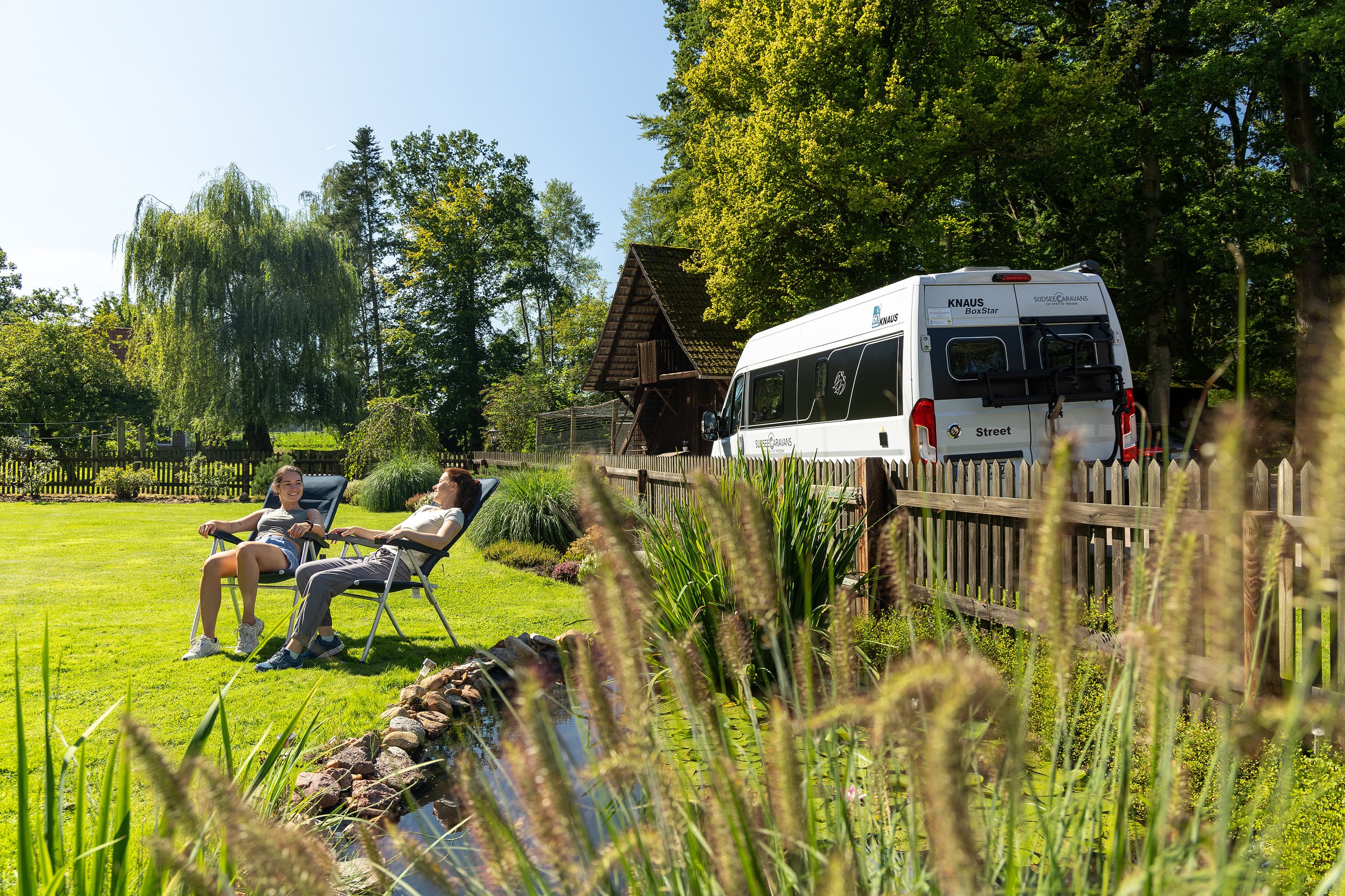 Mit dem Wohnmobil auf dem Bauernhof stehen in der Heide