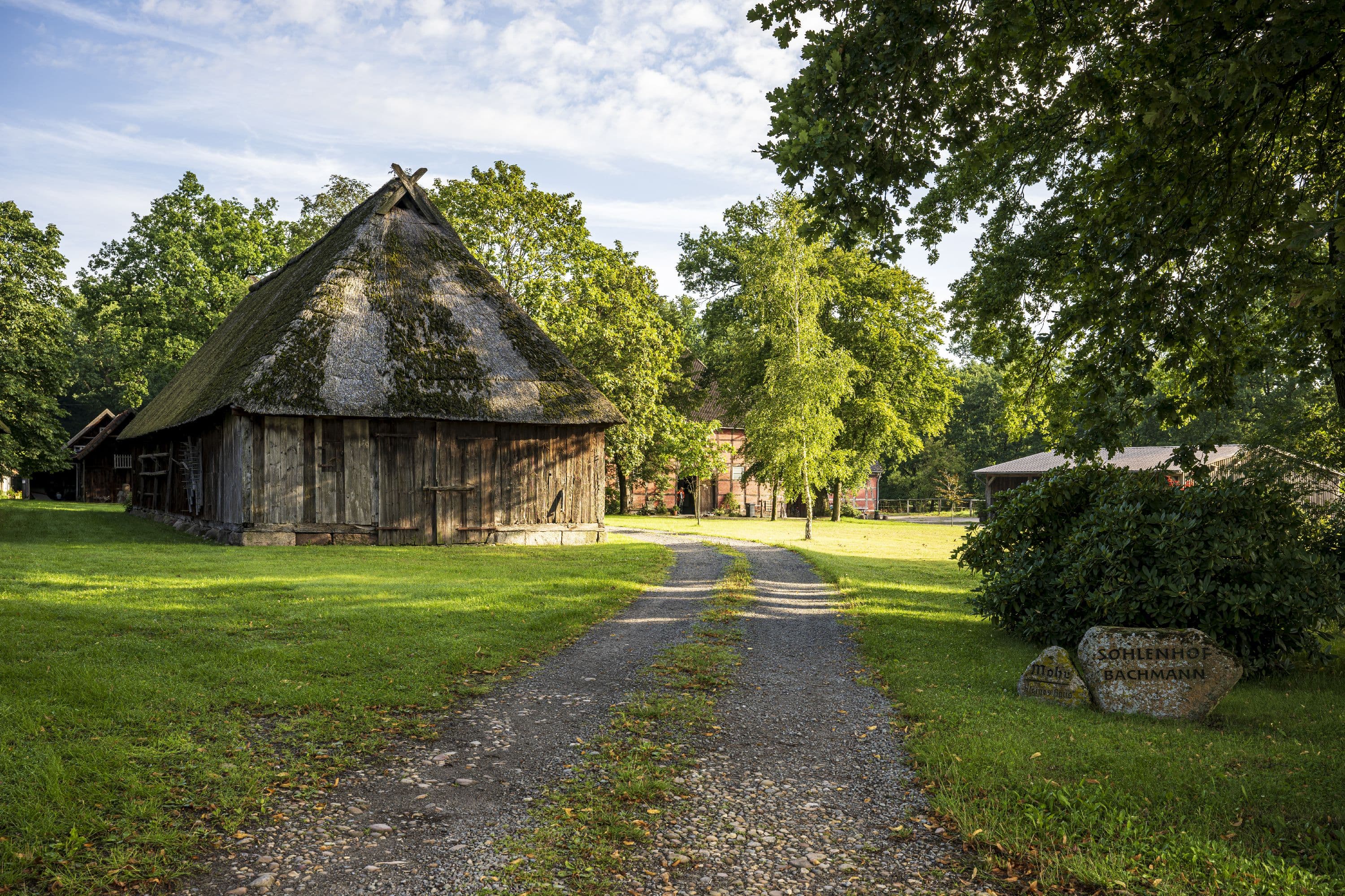 Wandern entlang eines alten Schafstalls in Schmarbeck