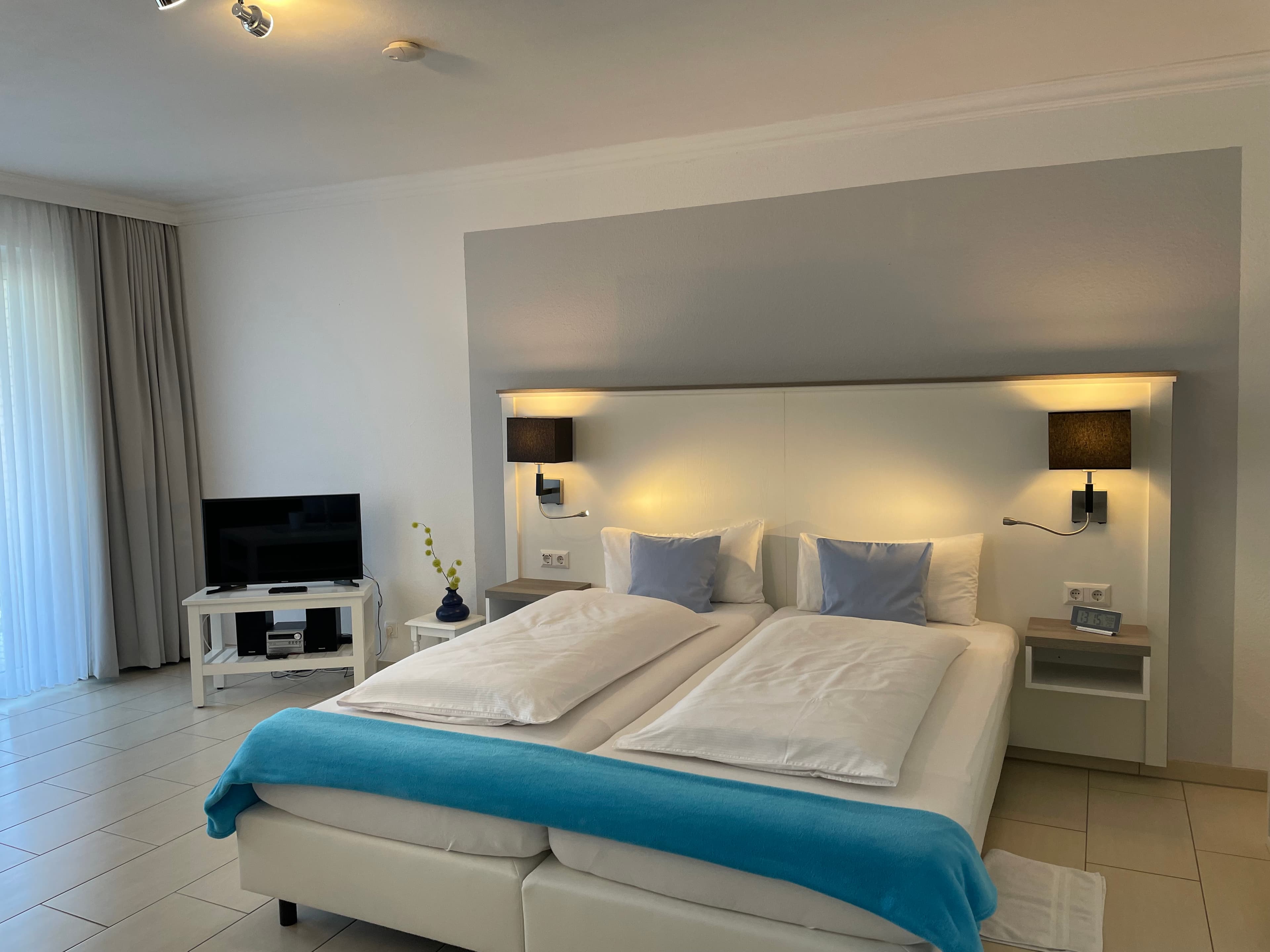 Bett in dem 1-Zimmer Appartement der Ferienwohnungen Heidelerche