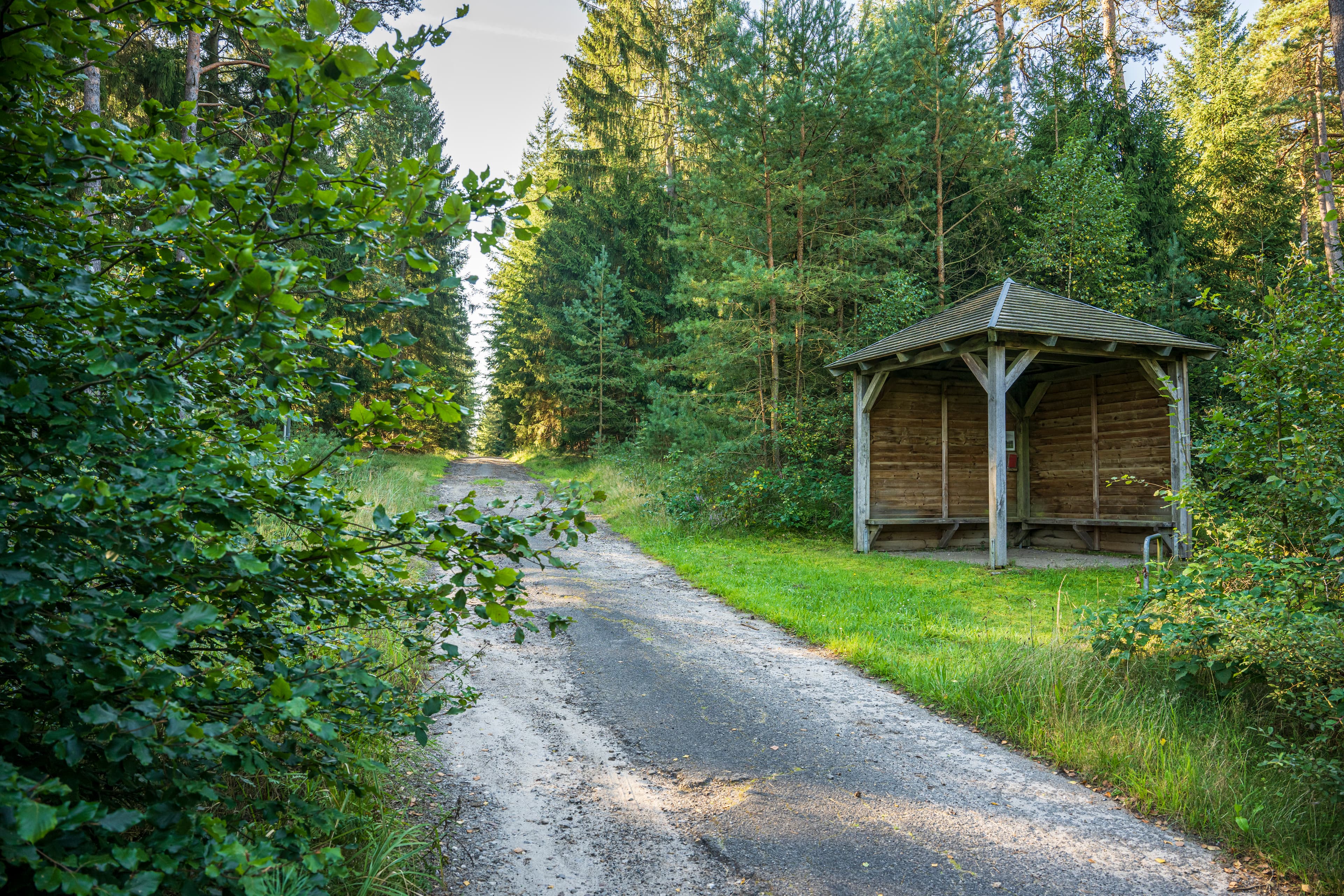Schutzhütten am Wanderweg bieten Schatten und Sitzmöglichkeiten