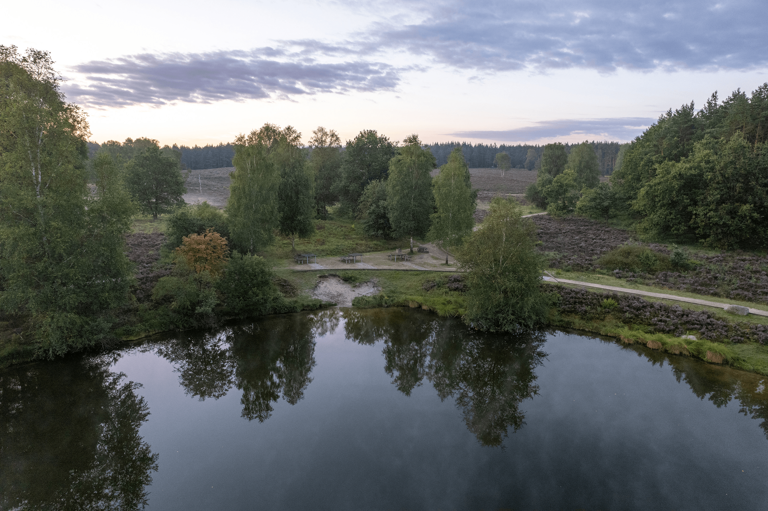 Blick auf den Angelbecksteich bei Hermannsburg im SonnenaufgangView of the Angelbeck pond near Hermannsburg at sunriseUdsigt over Angelbeck-dammen nær Hermannsburg ved solopgangZicht op de vijver Angelbeck bij Hermannsburg bij zonsopgang