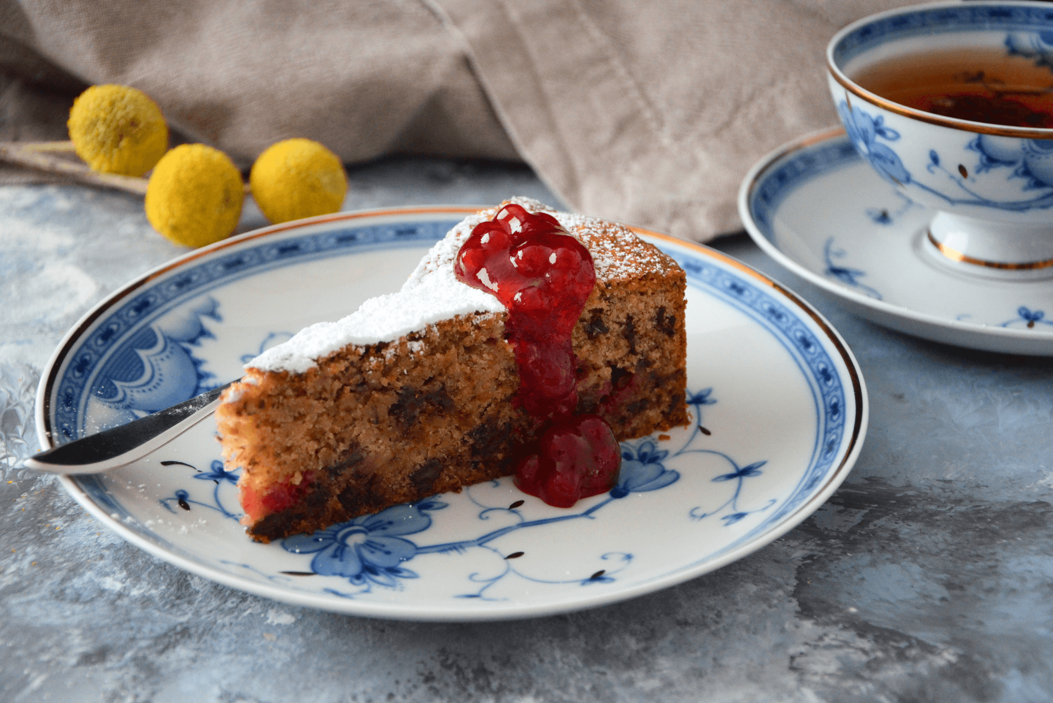 Eine regionale Spezialität ist die buchweizentorte der lüneburger heide