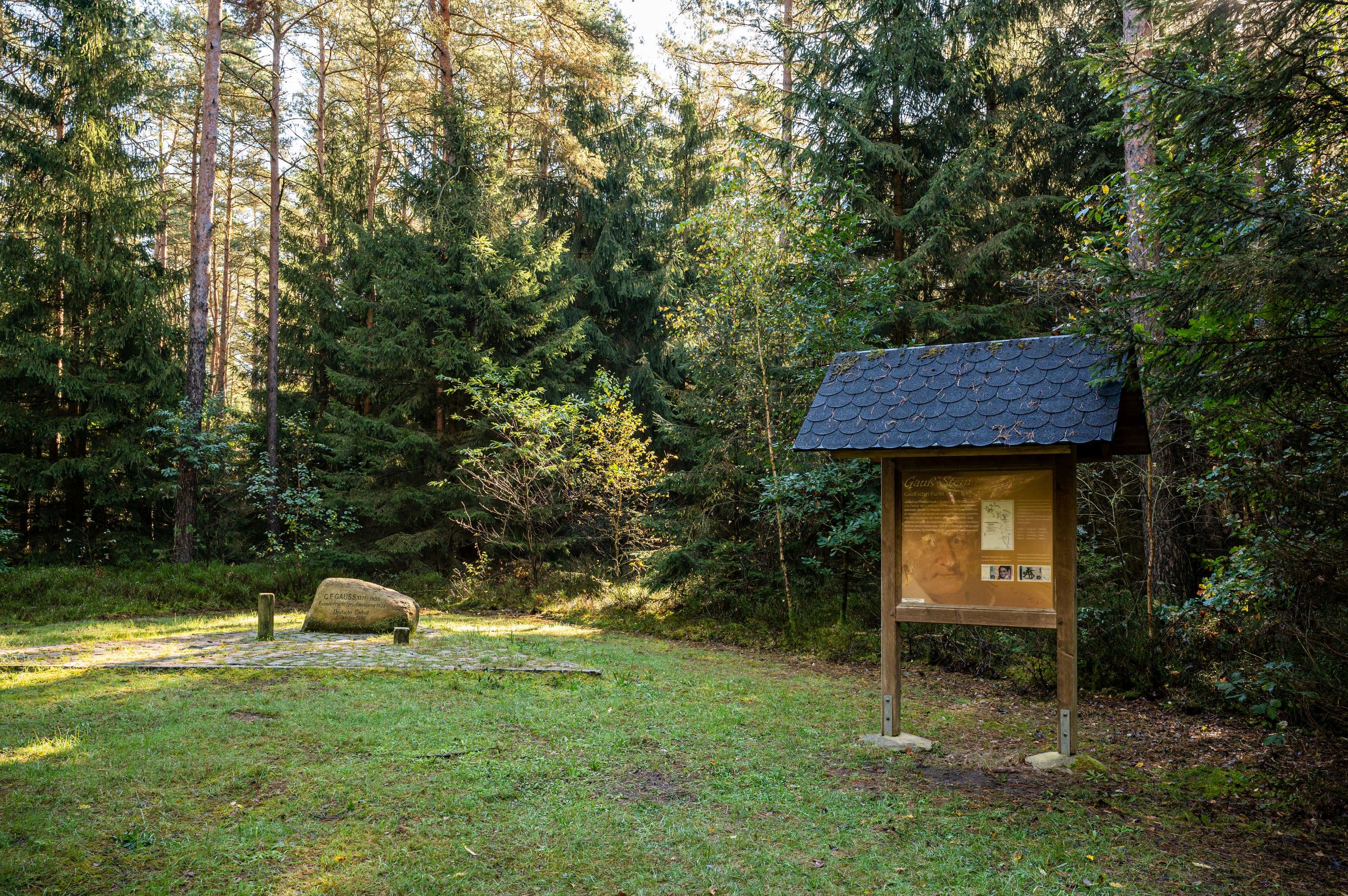 Wanderweg mit Informationen zur historischen Landschaftsvermessung