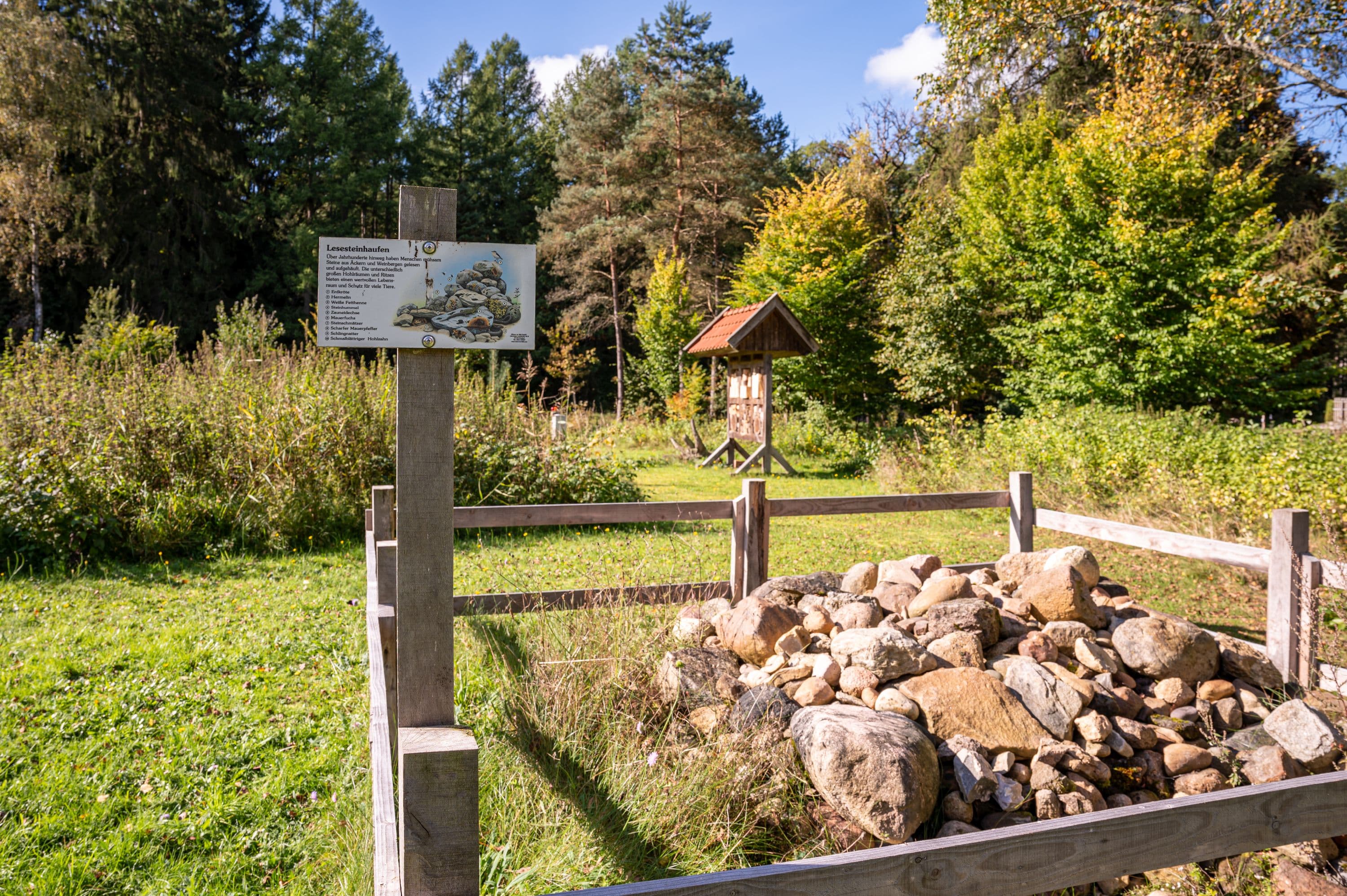 Am Wanderweg befindet sich ein Waldpädagogikzentrum