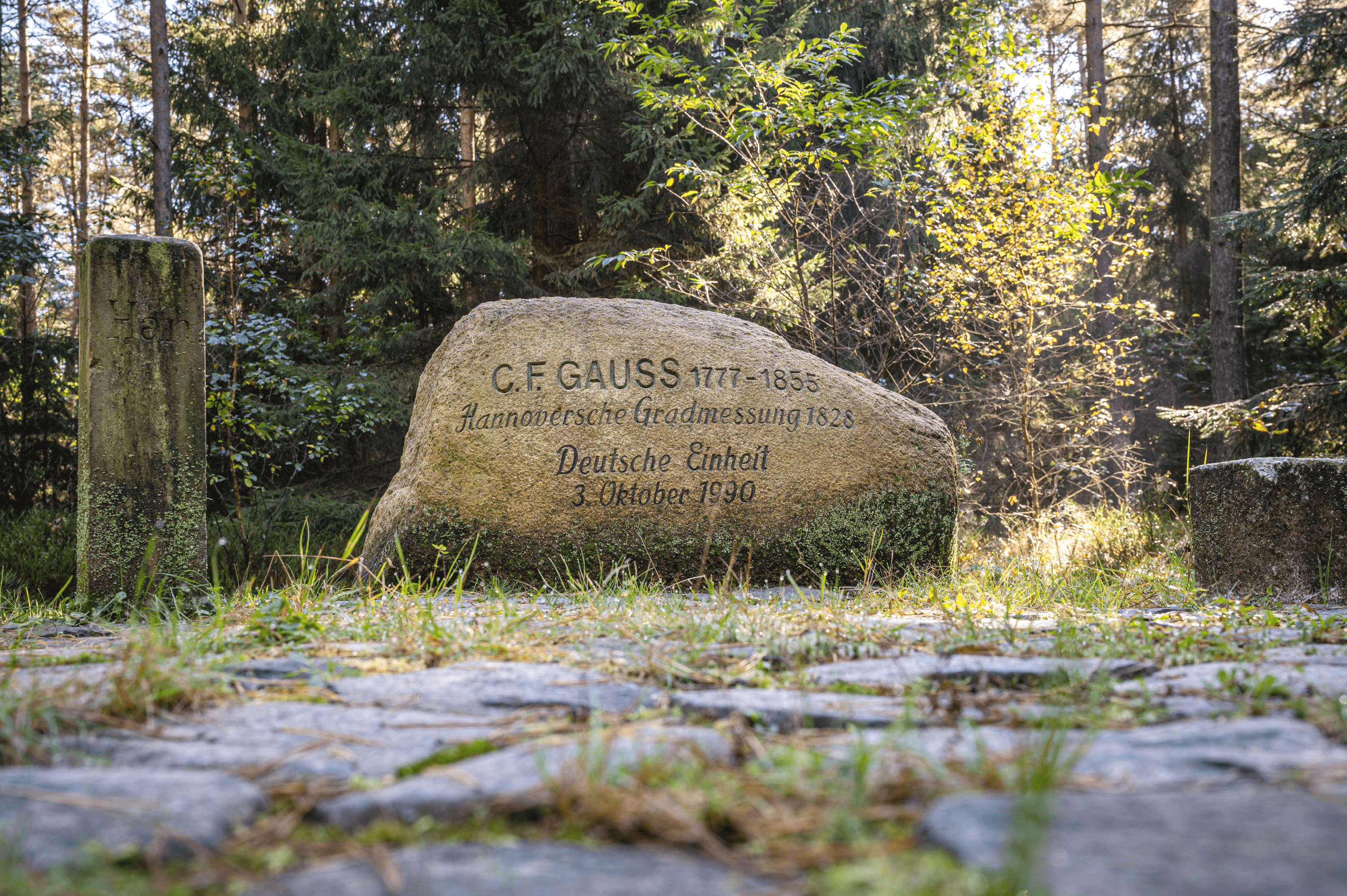 Die Gaußsteine erinnern an die historische Landschaftsvermessung