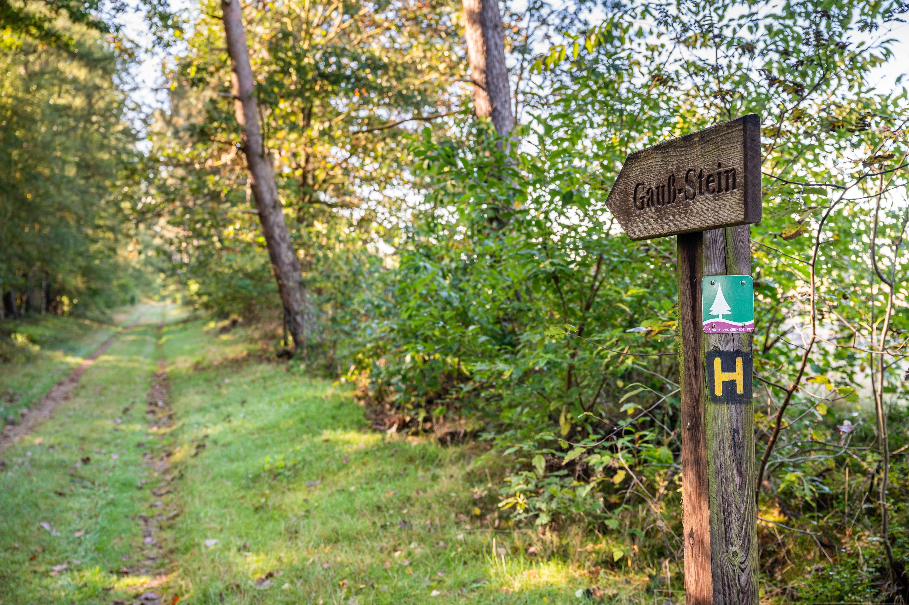Die Gaußsteine erinnern an die historische Landschaftsvermessung