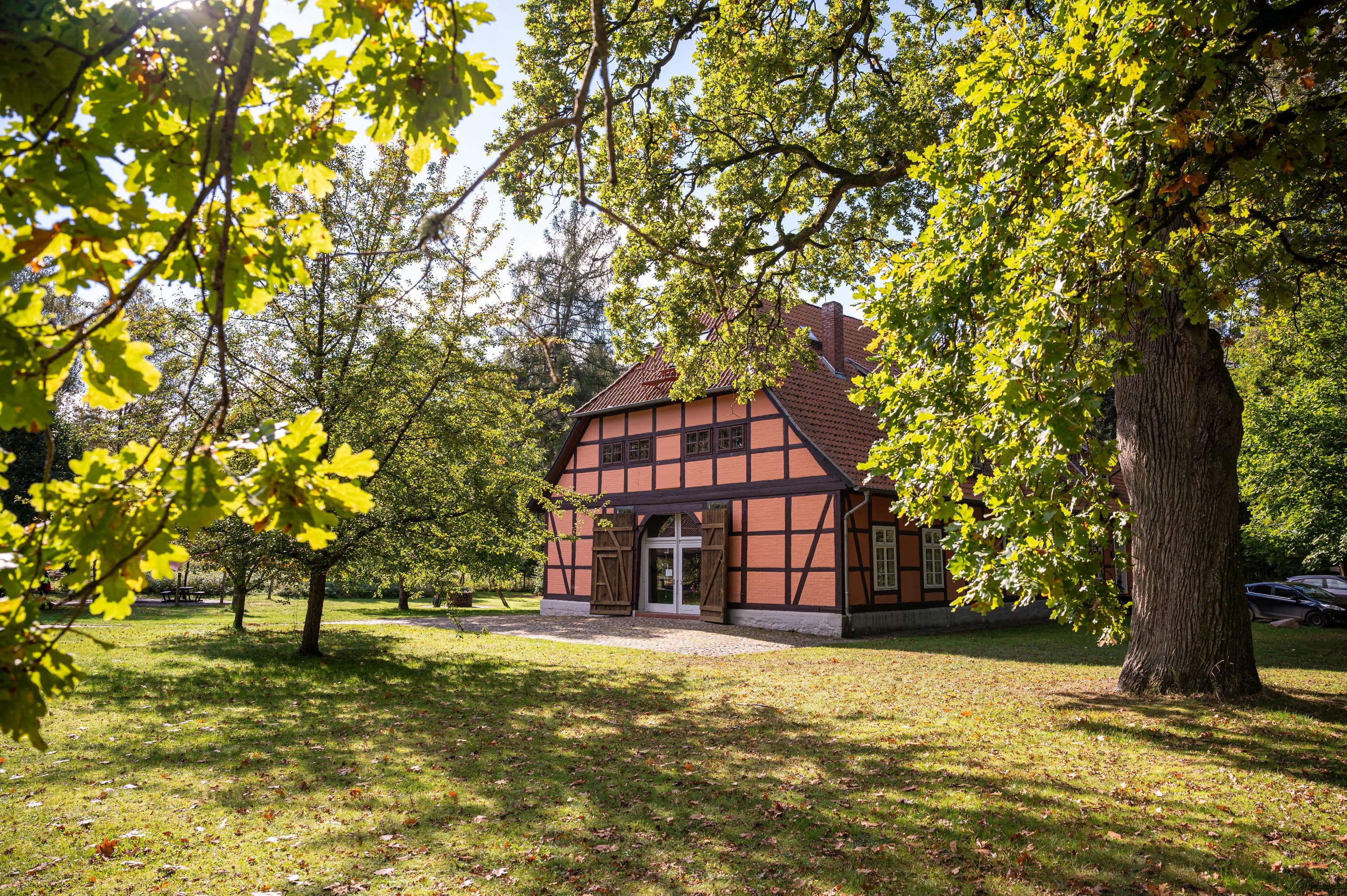 Der Wanderweg führt zu einem Waldpädagogikzentrum