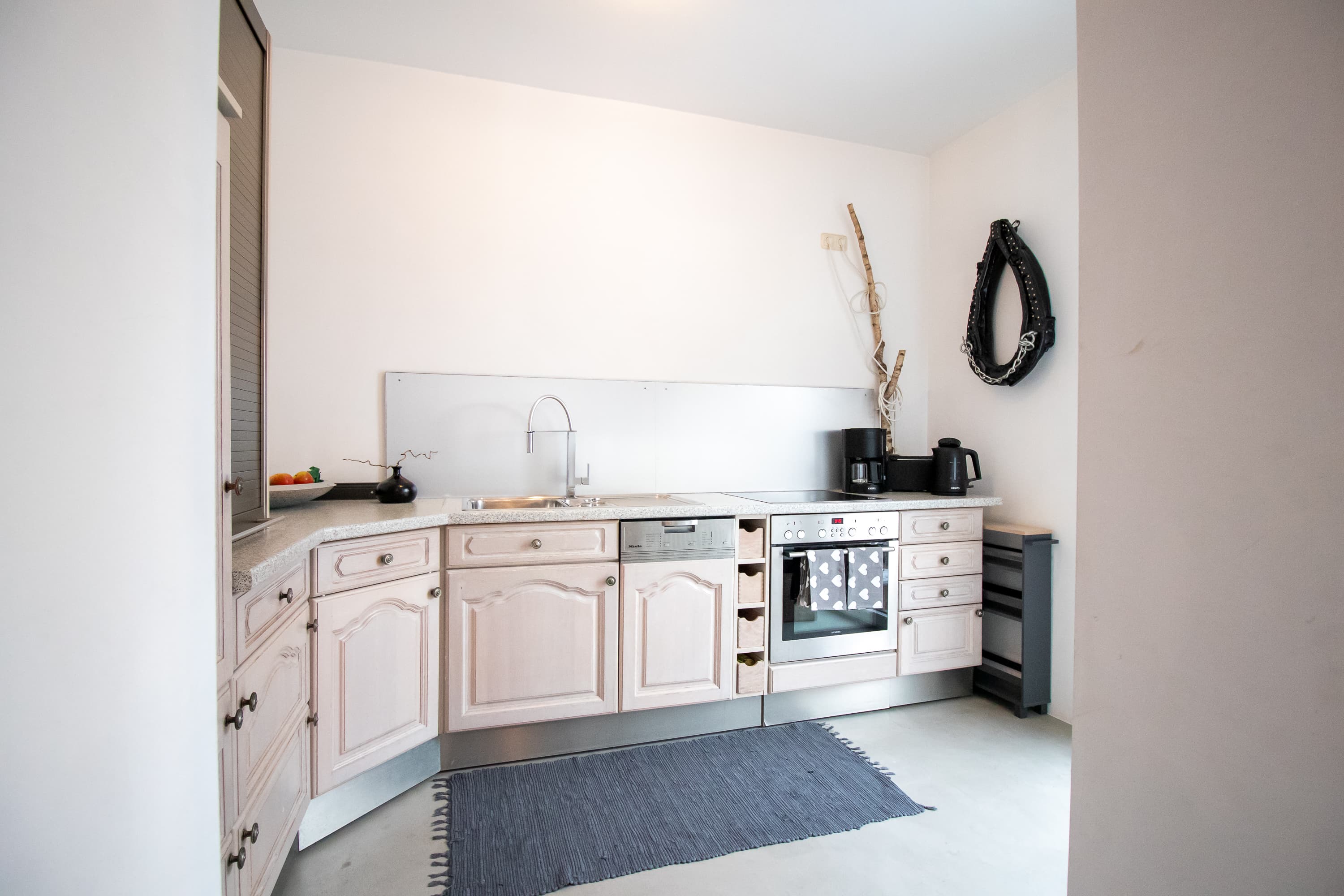 Moderne Küche mit allen Geräten im Ferienhaus Dat Huuske