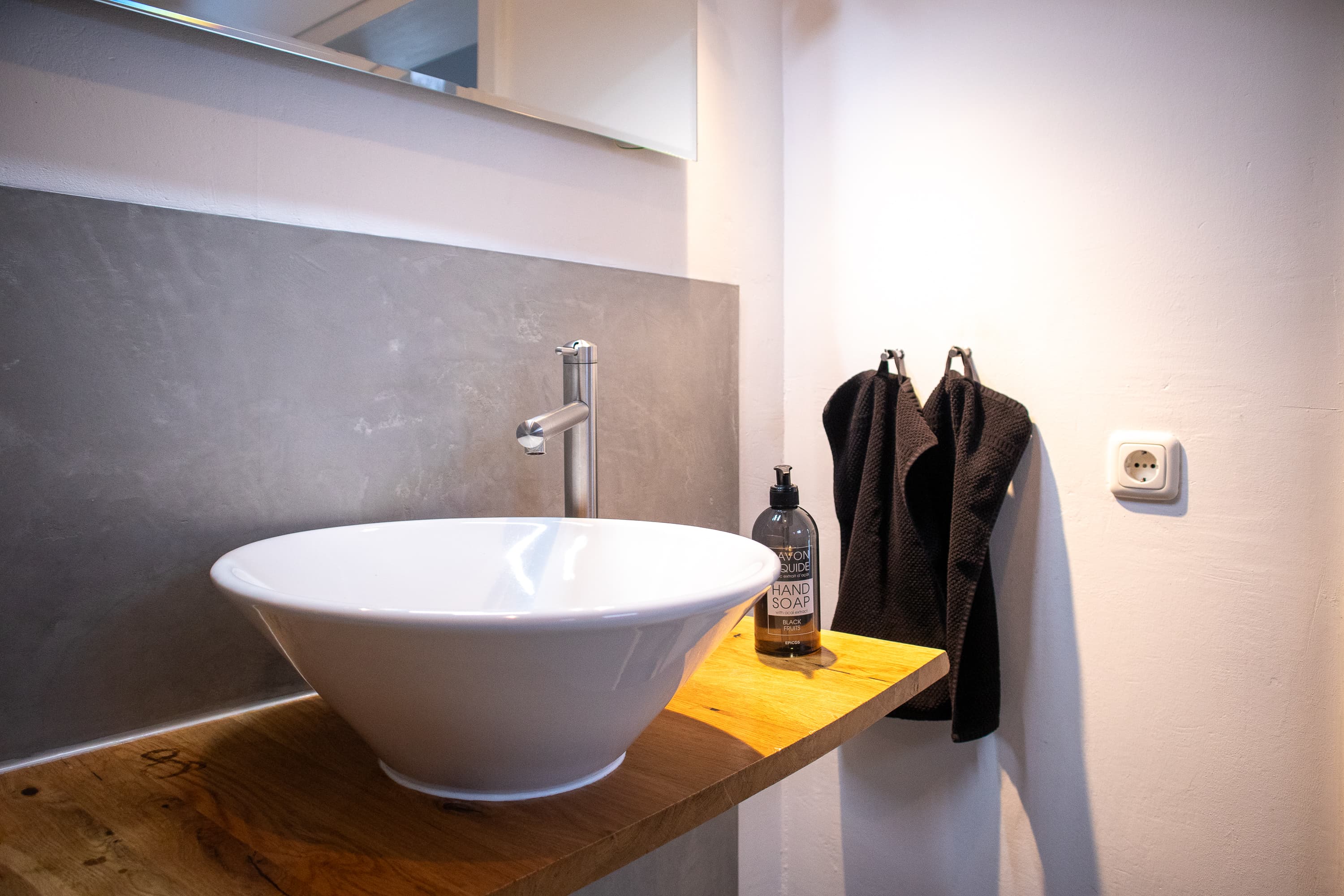 Moderner Waschtisch im Ferienhaus dat huuske salzhausen