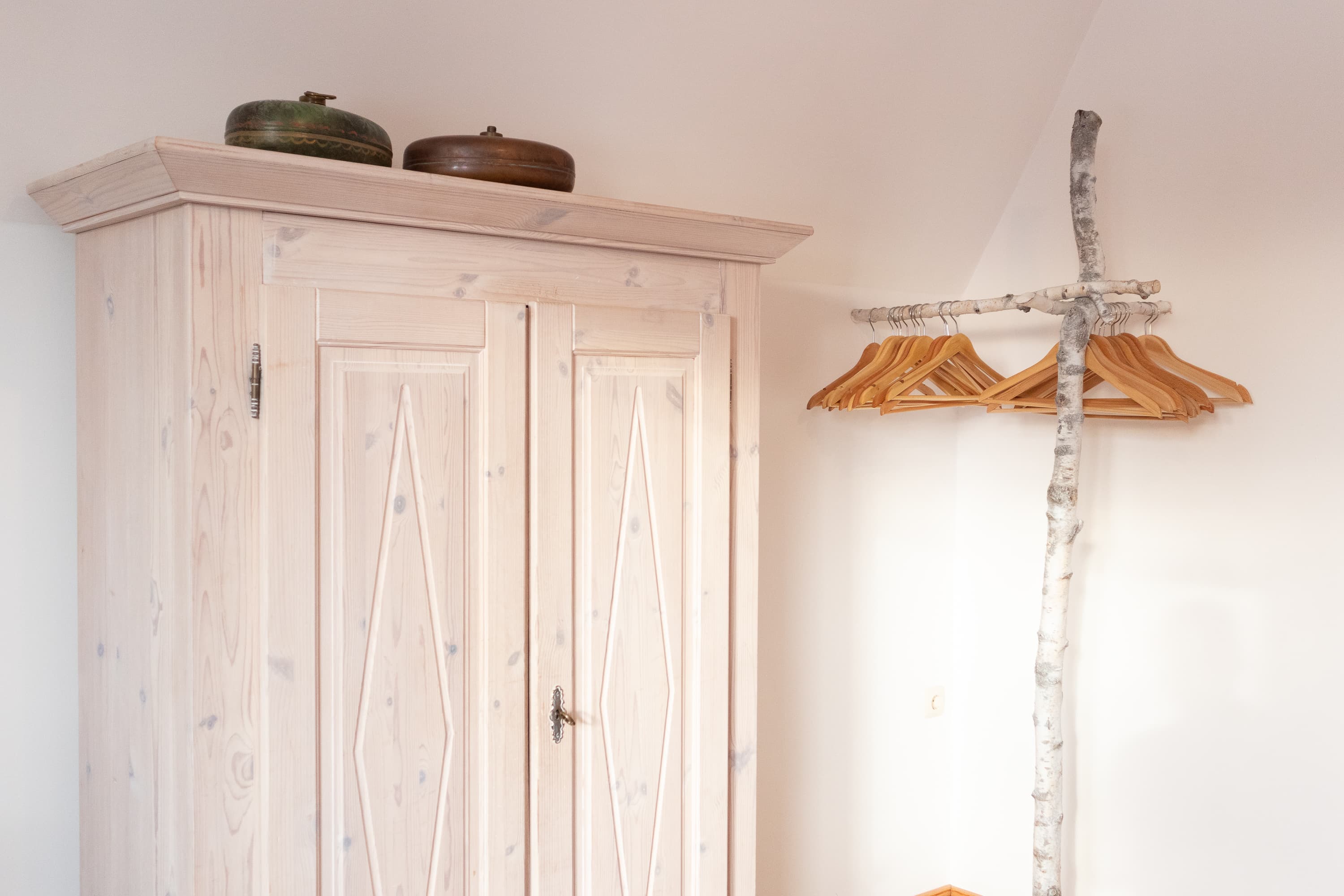 Großer Kleiderschrank im Ferienhaus Dat Huuske Lüneburger Heide