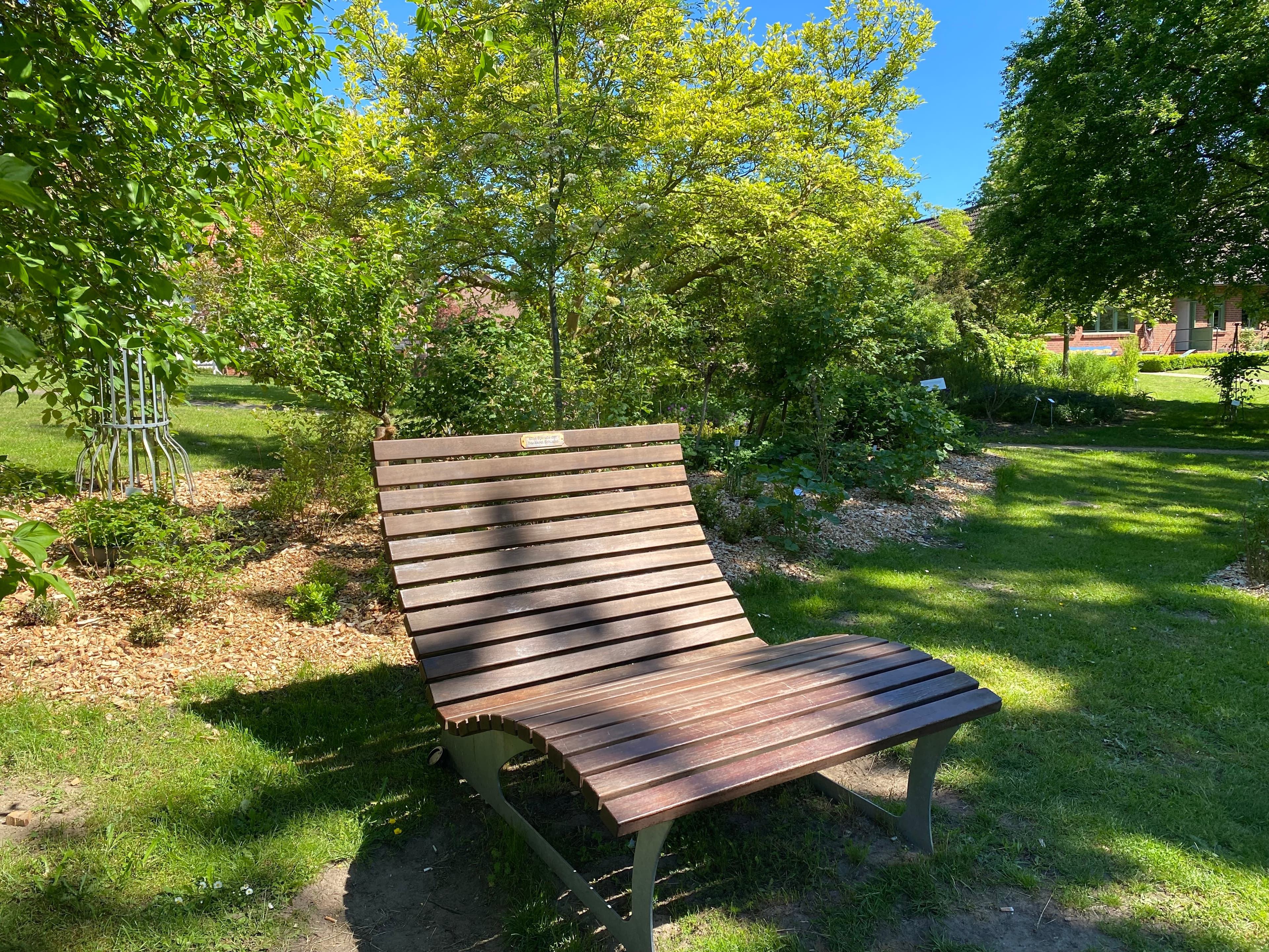 Bänke zum ausruhen gibt es genug im heilpflanzengarten