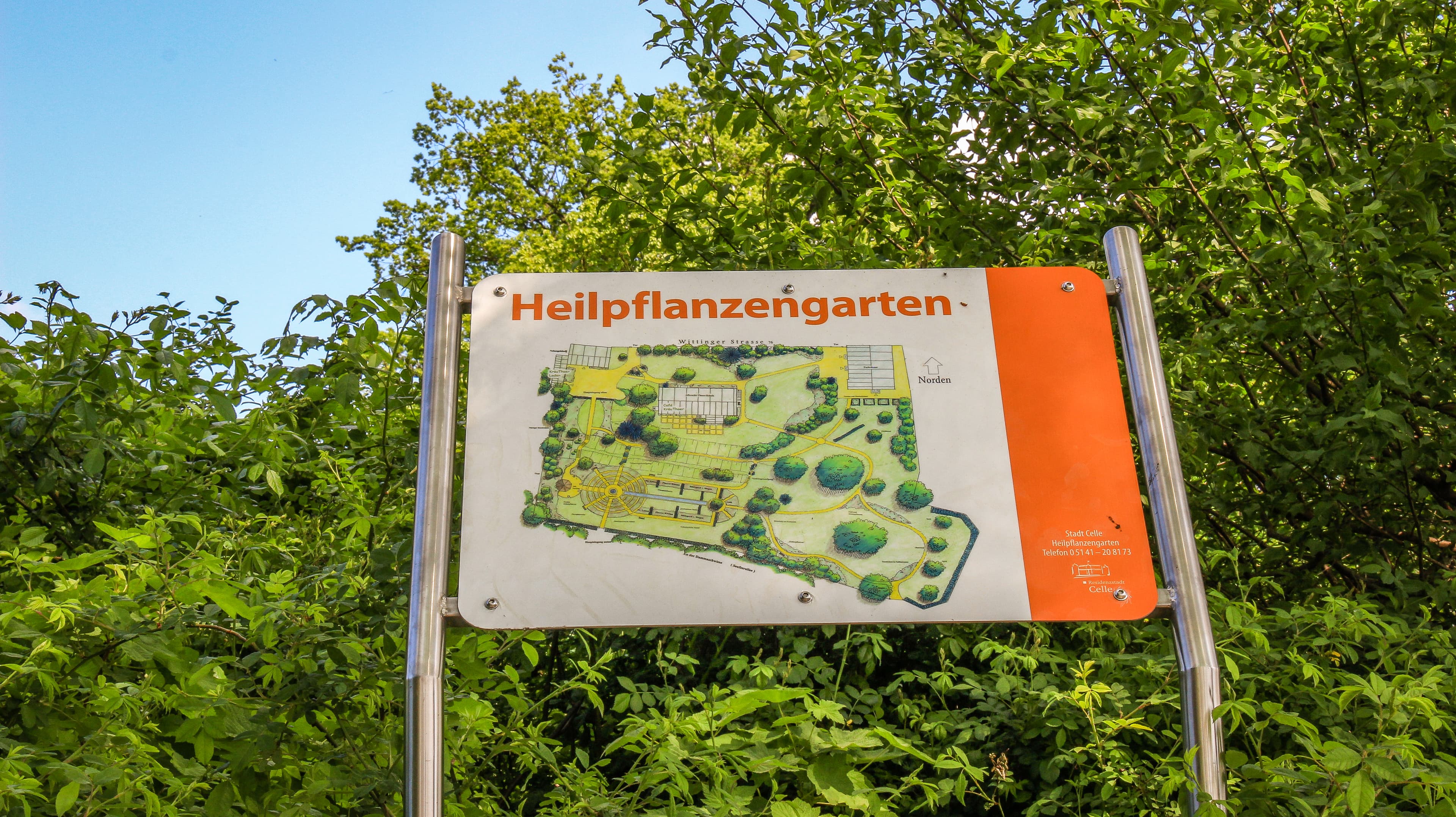 Schild mit den Attraktionen des Heilpflanzengartens Celle