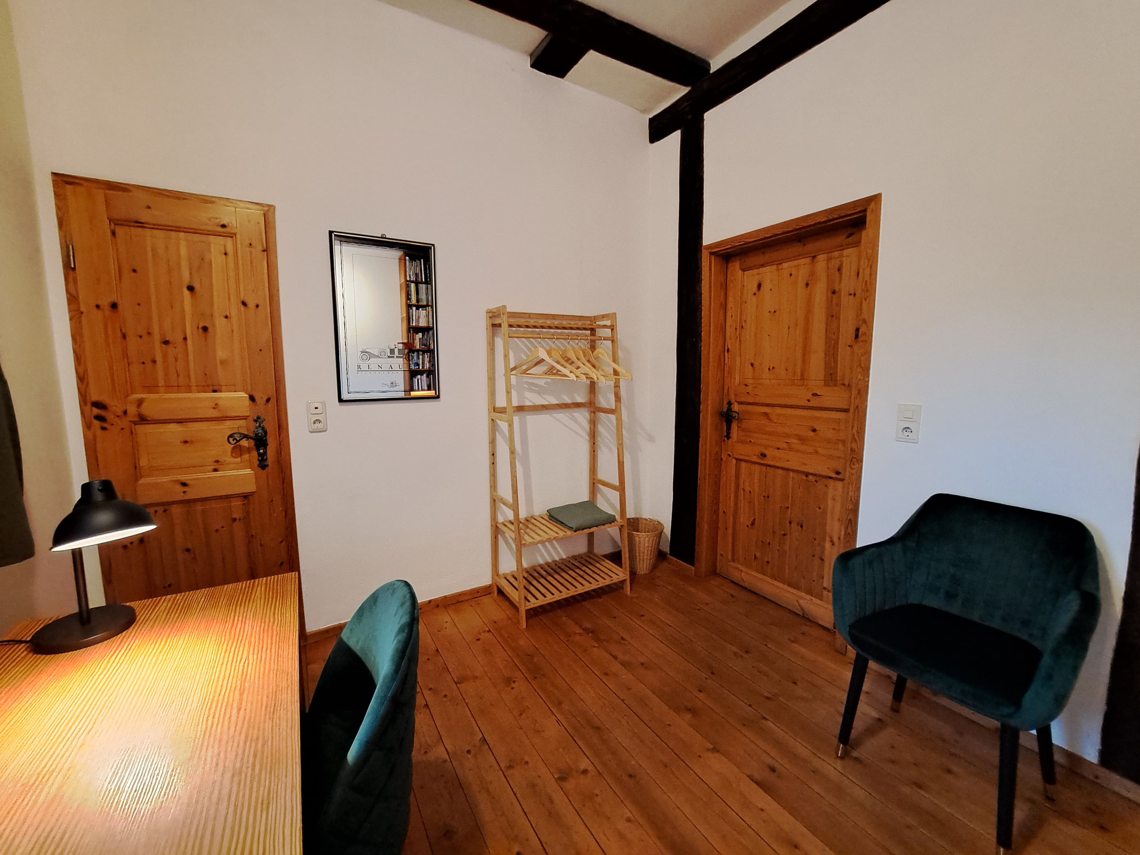 Schlafzimmer Ferienwohnung Heidjerhaus Lüneburger Heide Kleiderständer Parkettfußboden