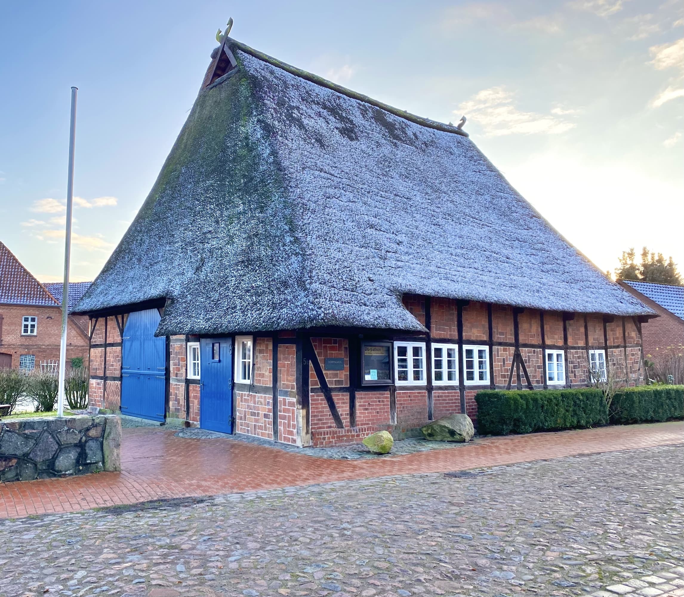 Dörpschün in Salzhausen. Reetdachgedecktes historisches Gebäude.