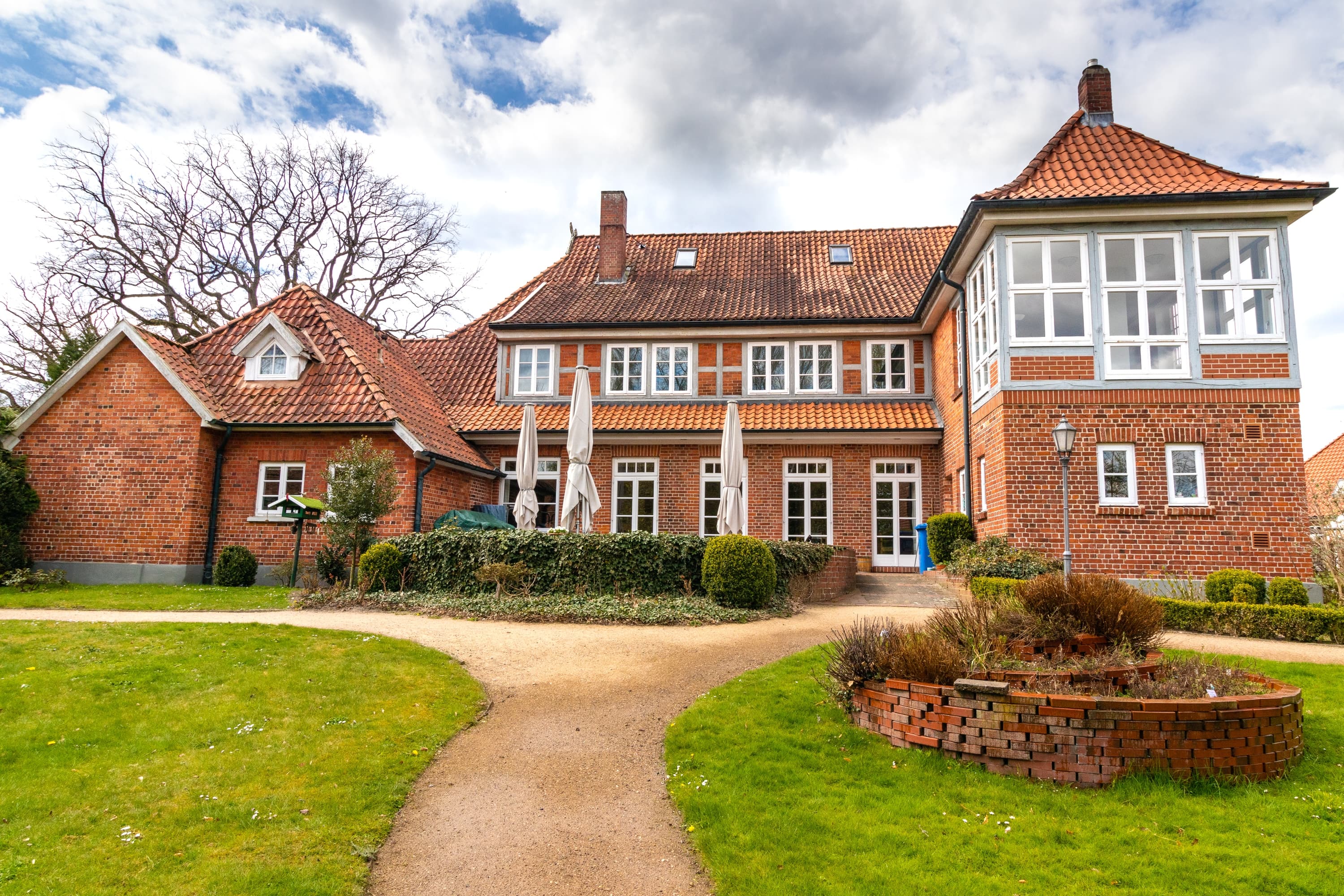 Die Rückseite vom Haus des Gastes in Salzhausen bei wolkigem Himmel