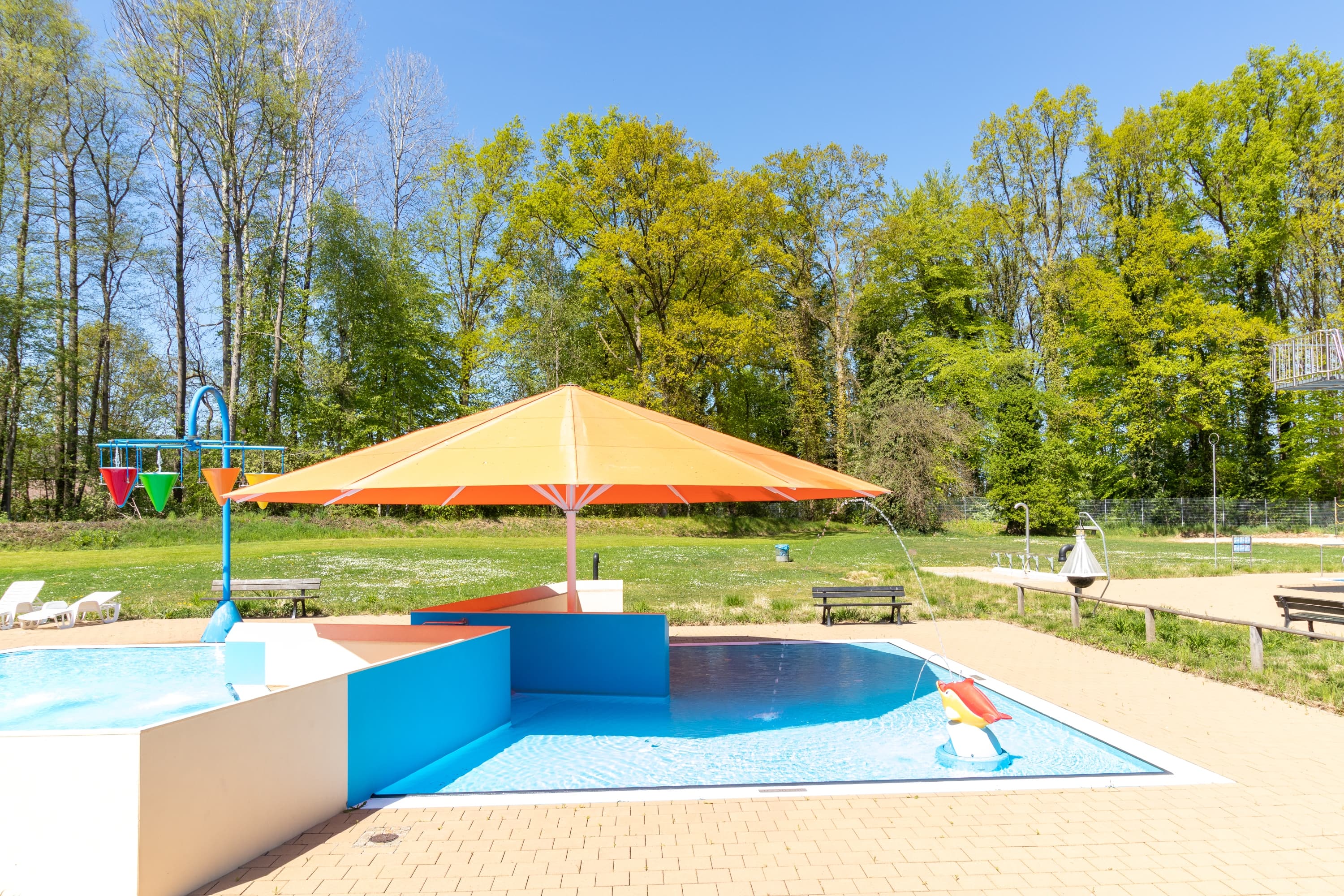 Kinderbecken im Waldbad Salzhausen mit Sonnenschirm