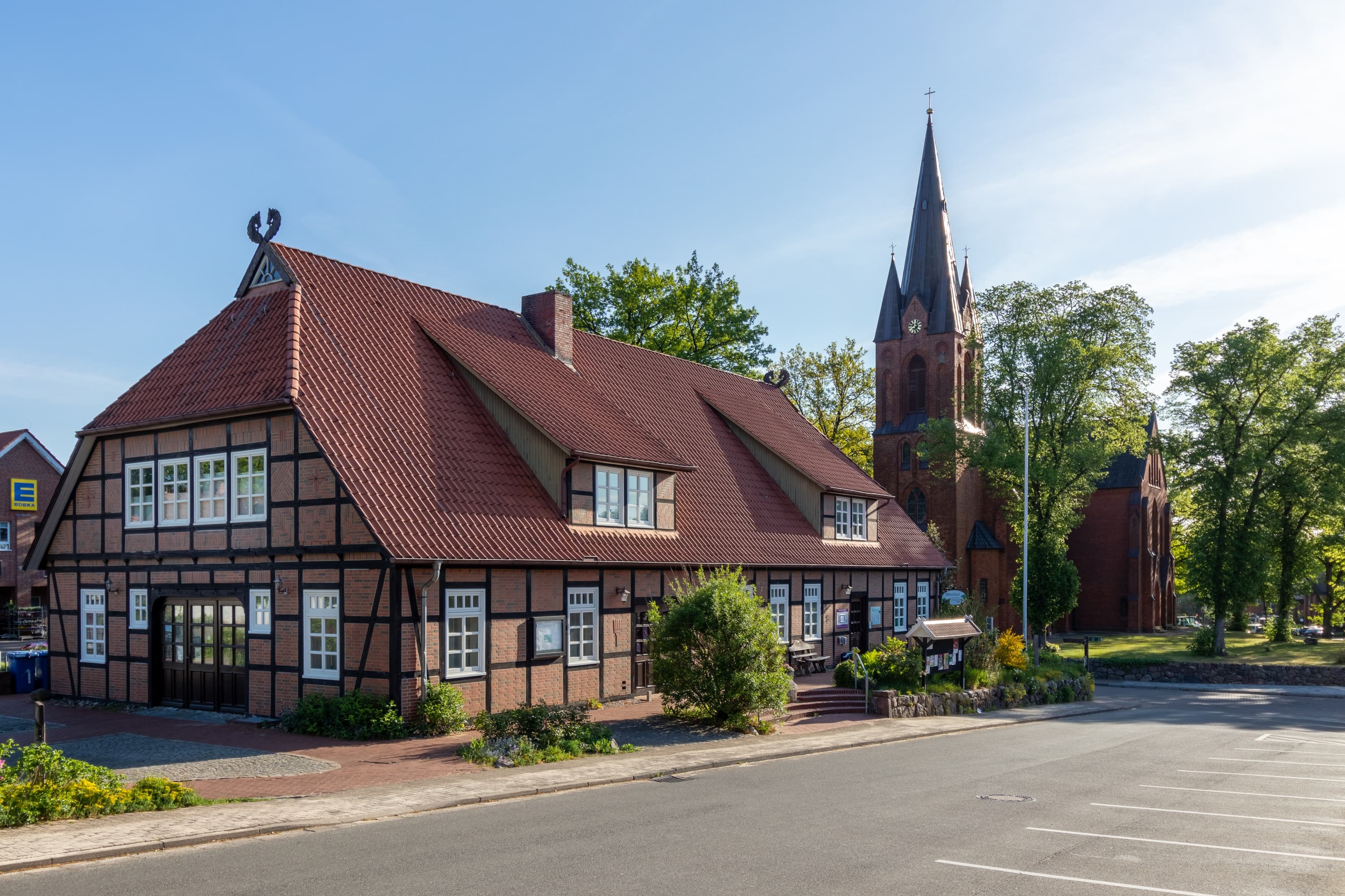 Küsterhaus und Kirche in Hanstedt | Lüneburger Heide