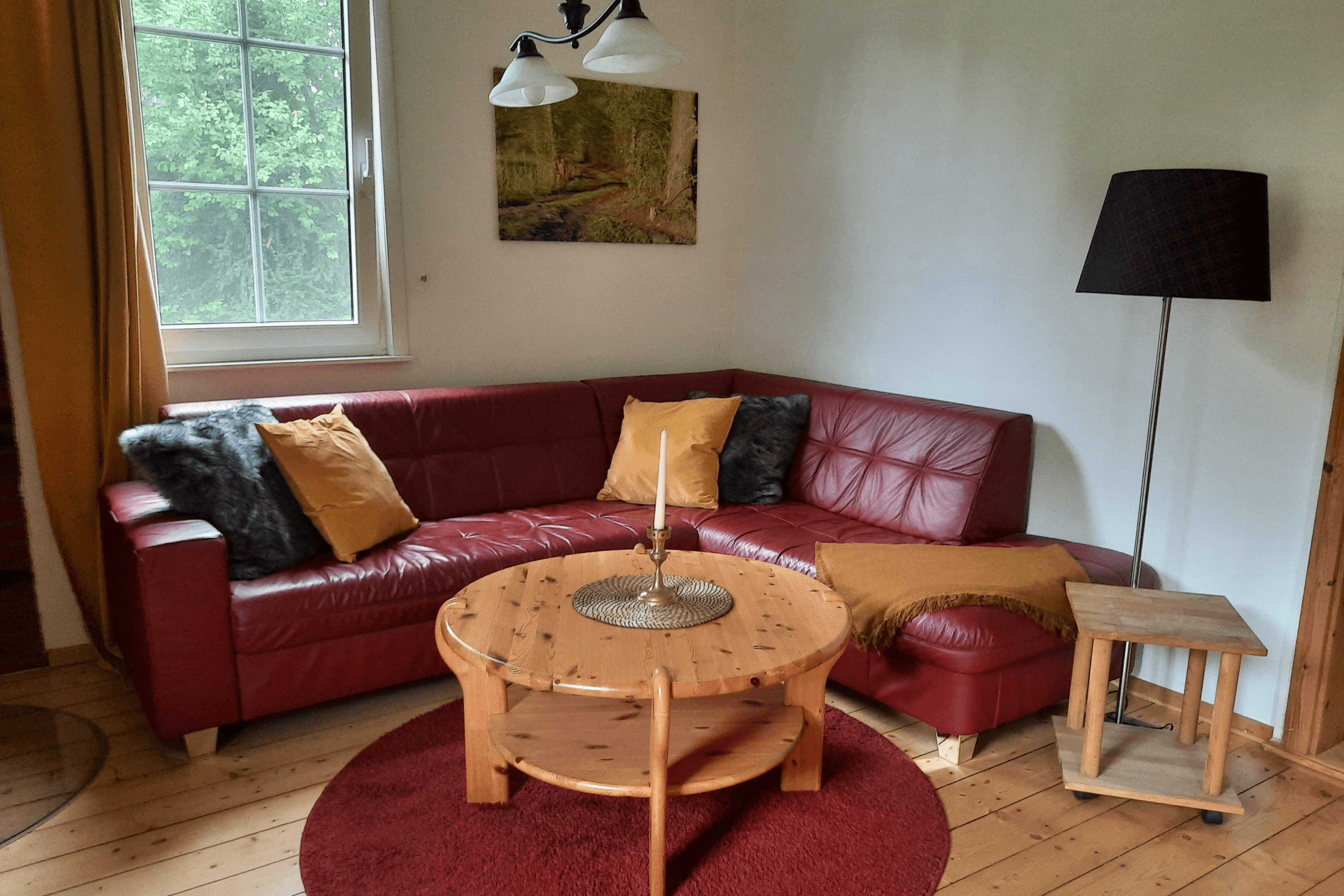 Wohnzimmer mit Kamin im Blockhaus auf dem Ferienhof Meyer Unterlüß