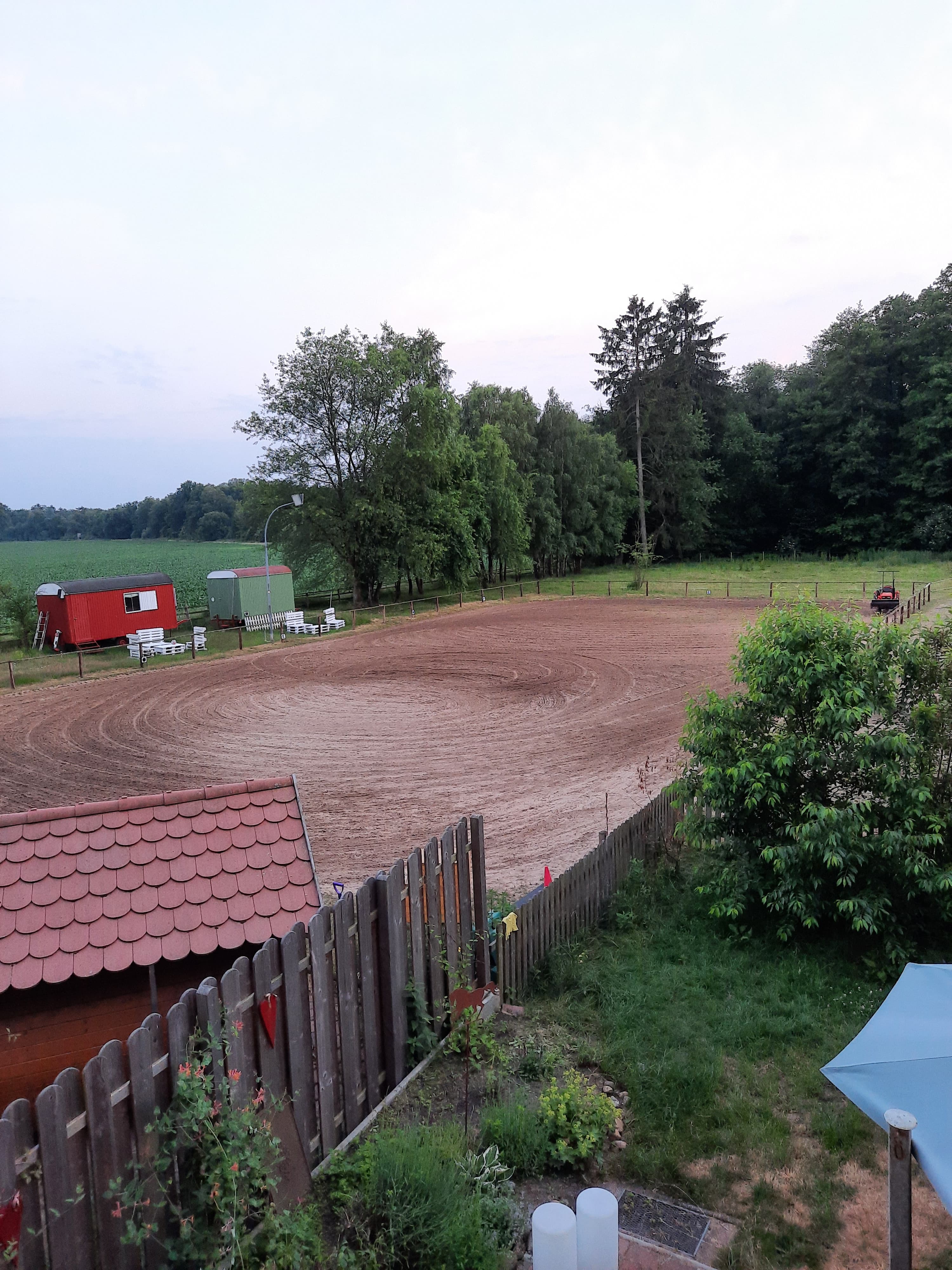 Reitplatz und Bauwagen Ferienhof Meyer