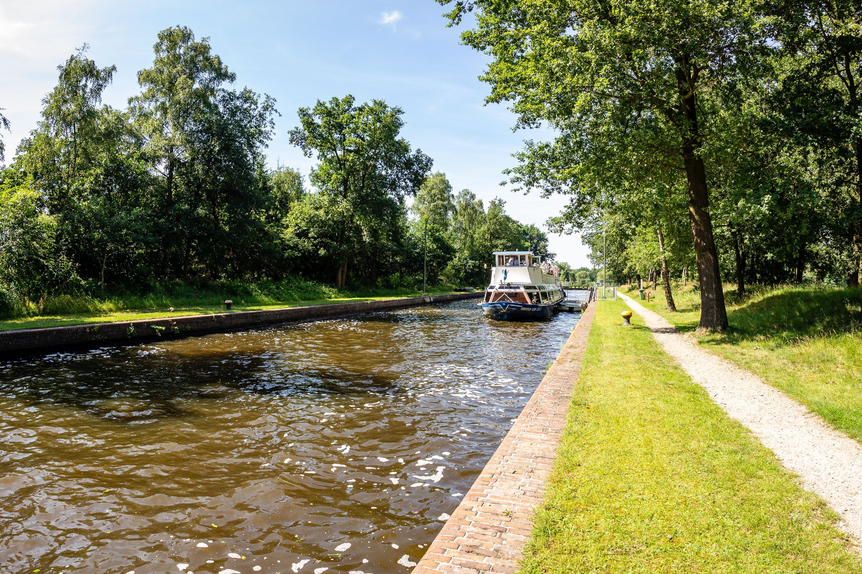 Schifffahrt im Sommer auf der Aller durch die Lüneburger Heide