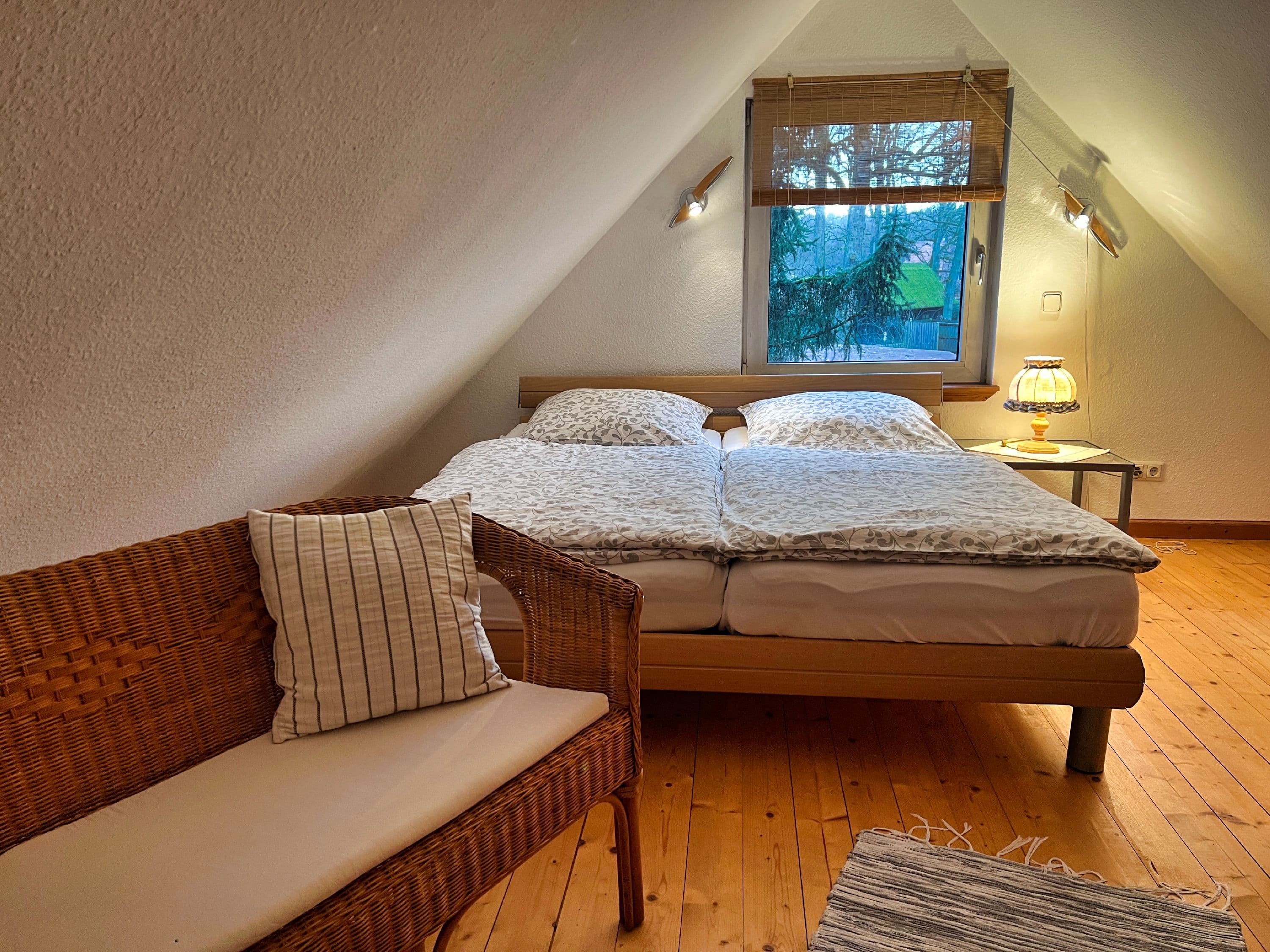 Schlafzimmer mit Doppelbett Ferienhaus südliche Lüneburger Heide