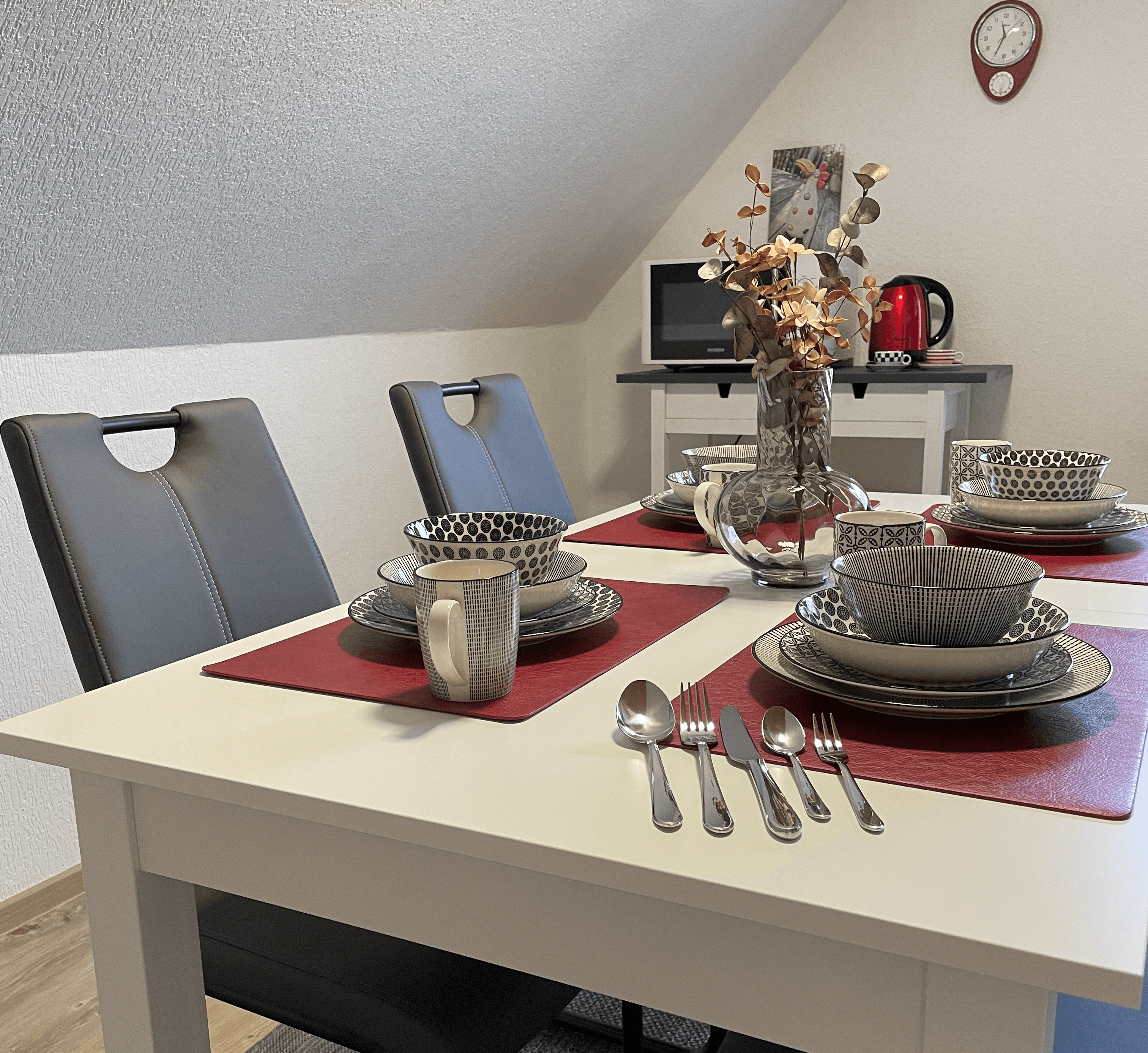 Küchentisch mit Blick zur Mikrowelle