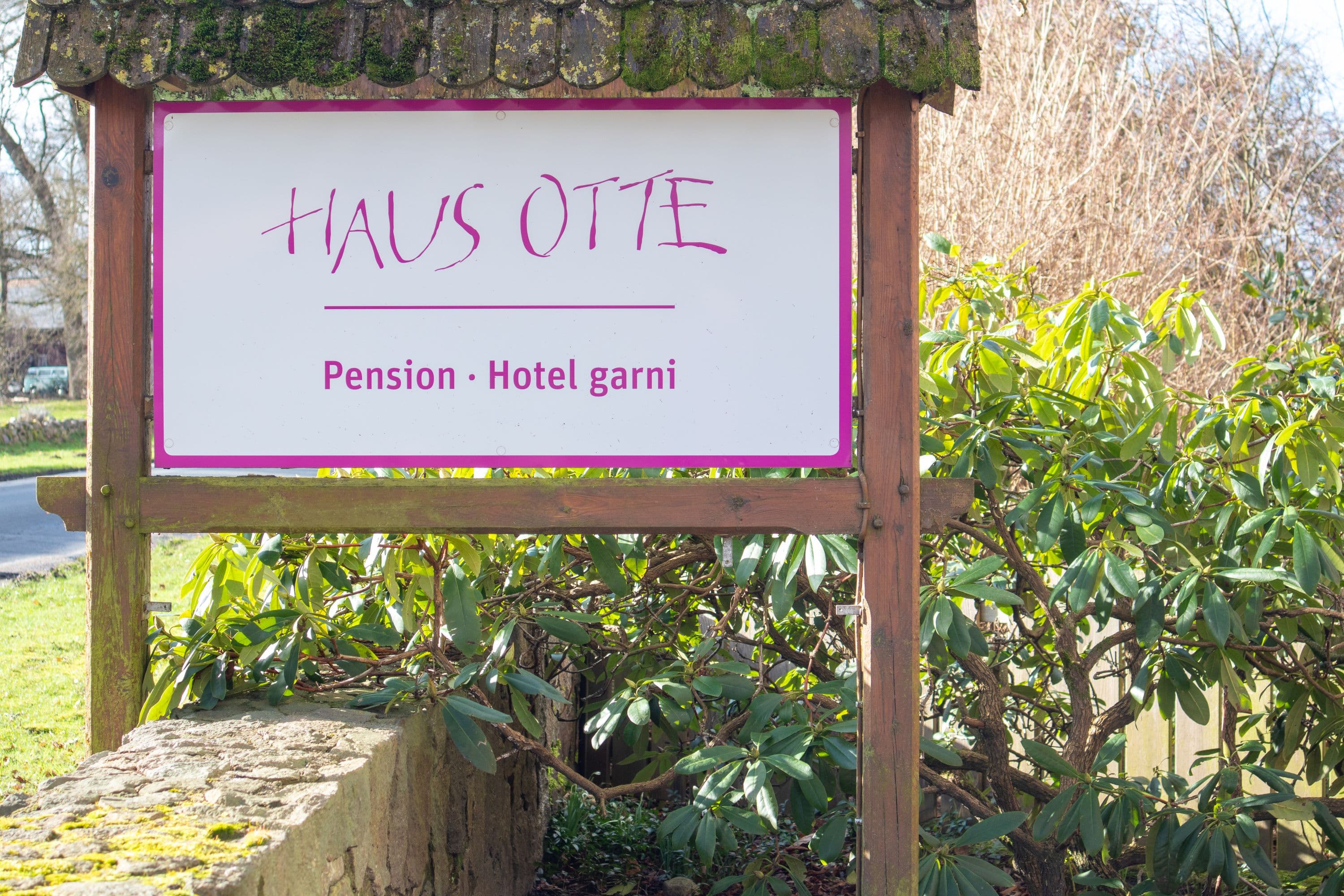 Empfangsschild Haus Otte an der Straße