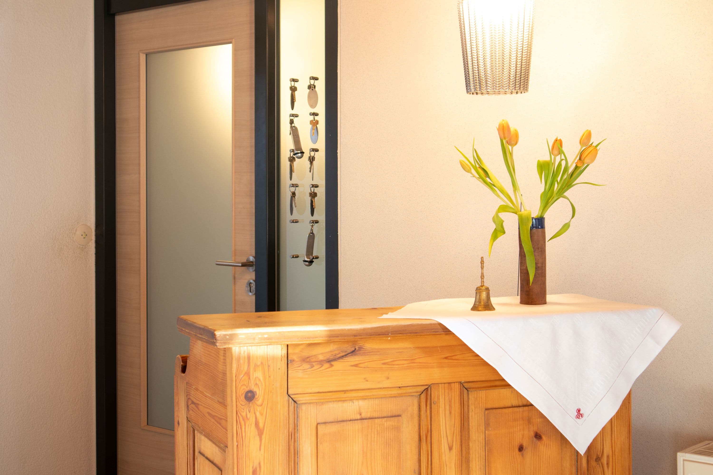 Empfangstresen mit Blumen