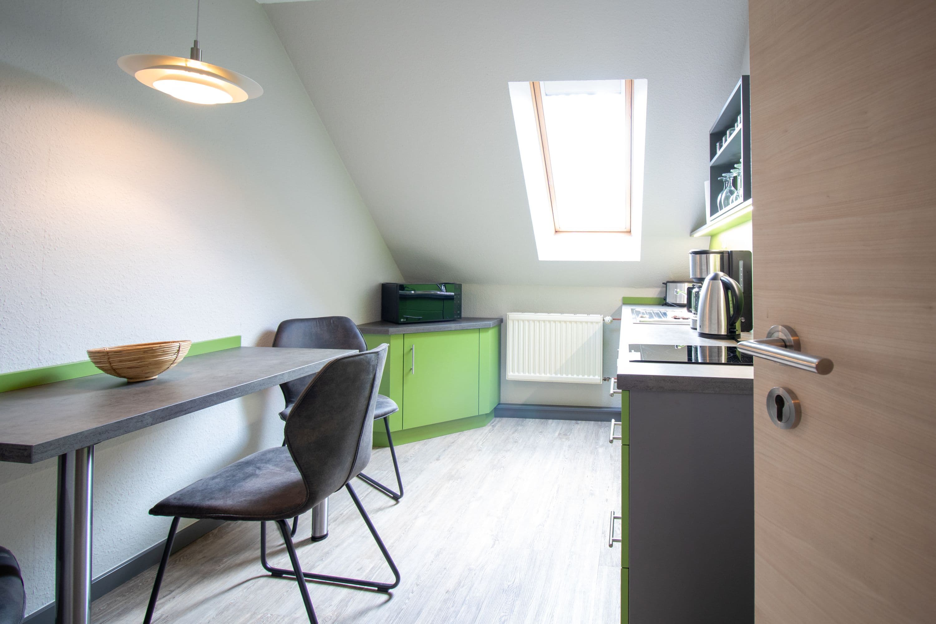 Moderne Küche mit Sitzgelegenheit