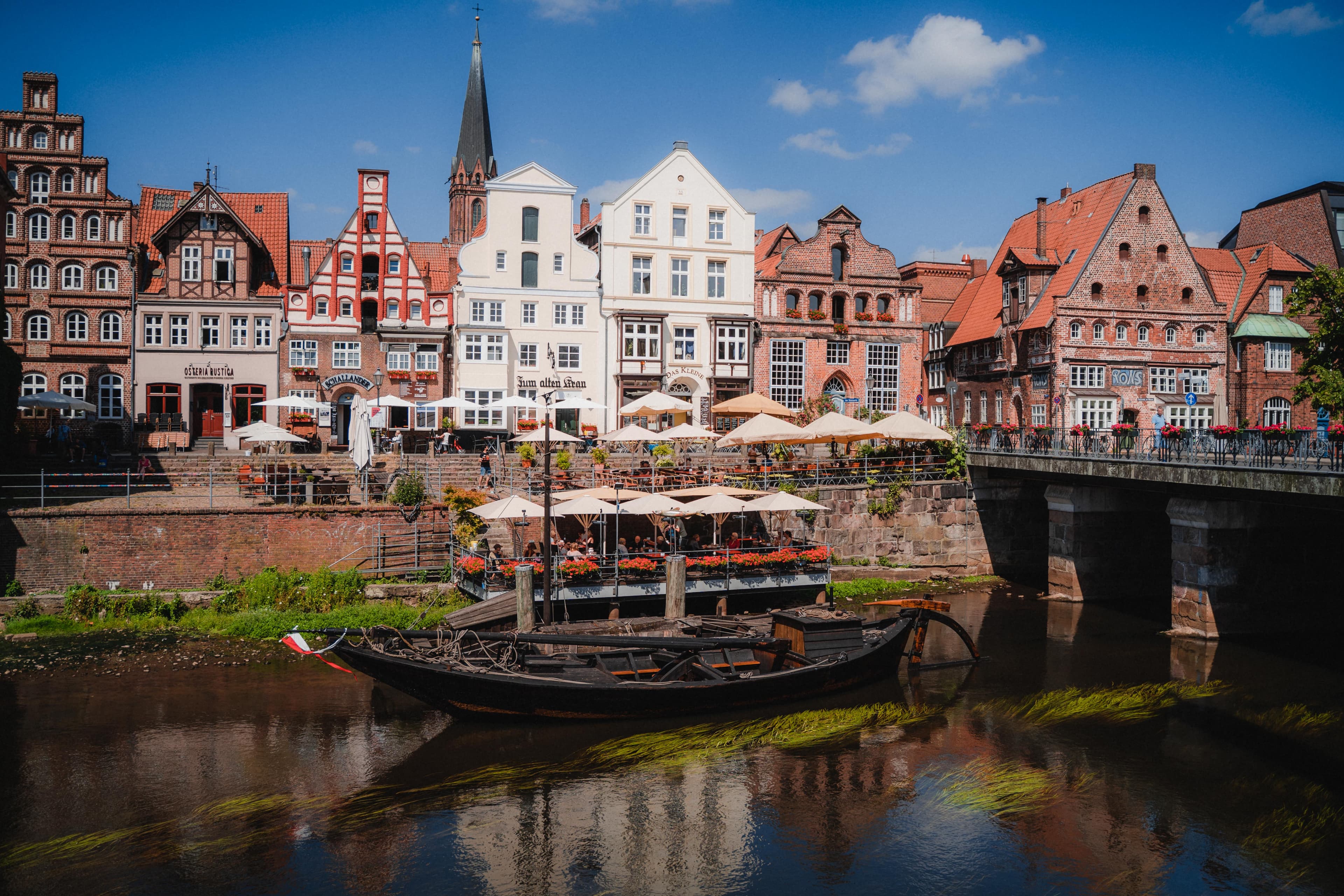 Lüneburger Stintmarkt an der IlmenauLüneburg Stintmarkt on the IlmenauLüneburg Stintmarkt på Ilmenau-flodenLüneburg Stintmarkt op de Ilmenau