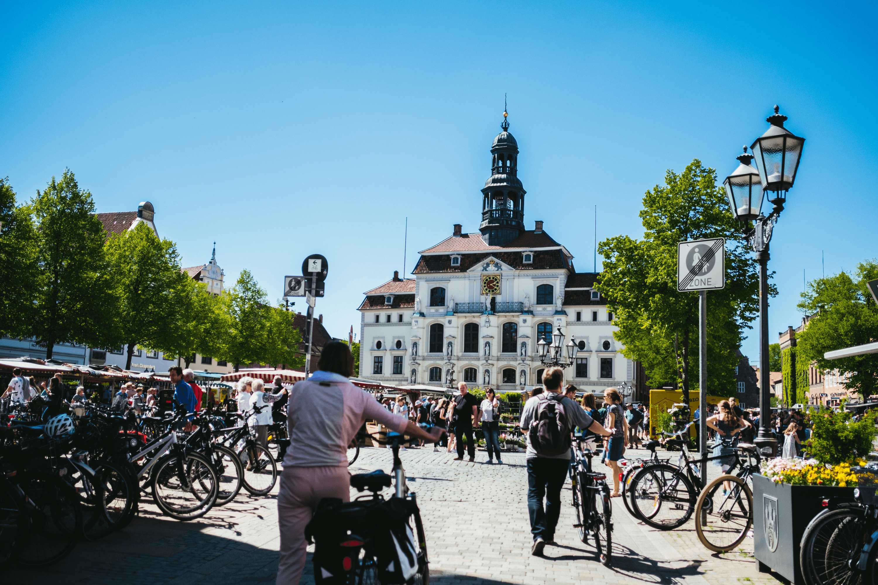 Belebter Lüneburger Wochenmarkt vor dem Rathaus.
