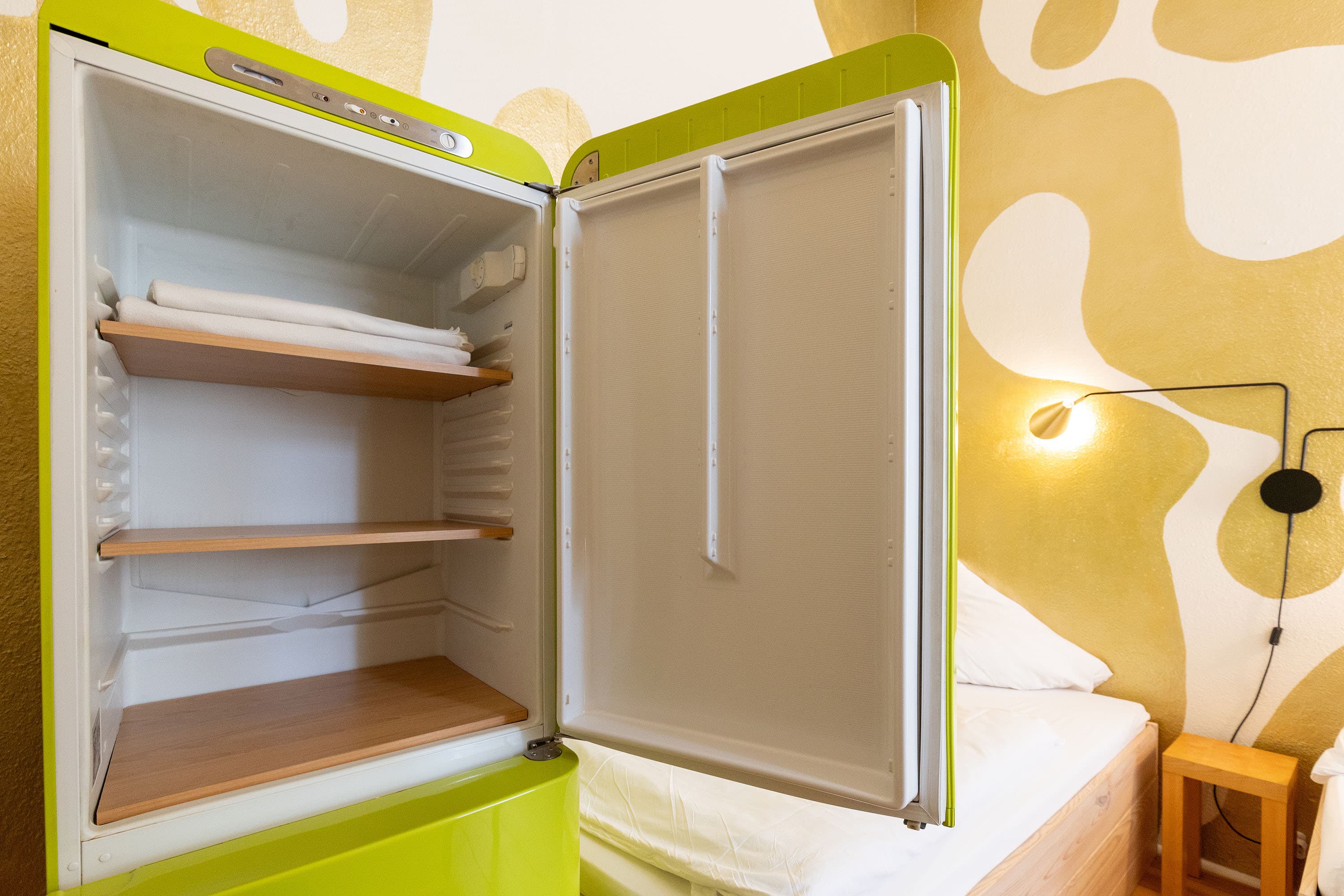 Stadthaus Hotel Lüneburg Zweibettzimmer Kleiderschrank Stadturlaub Urlaub online buchen