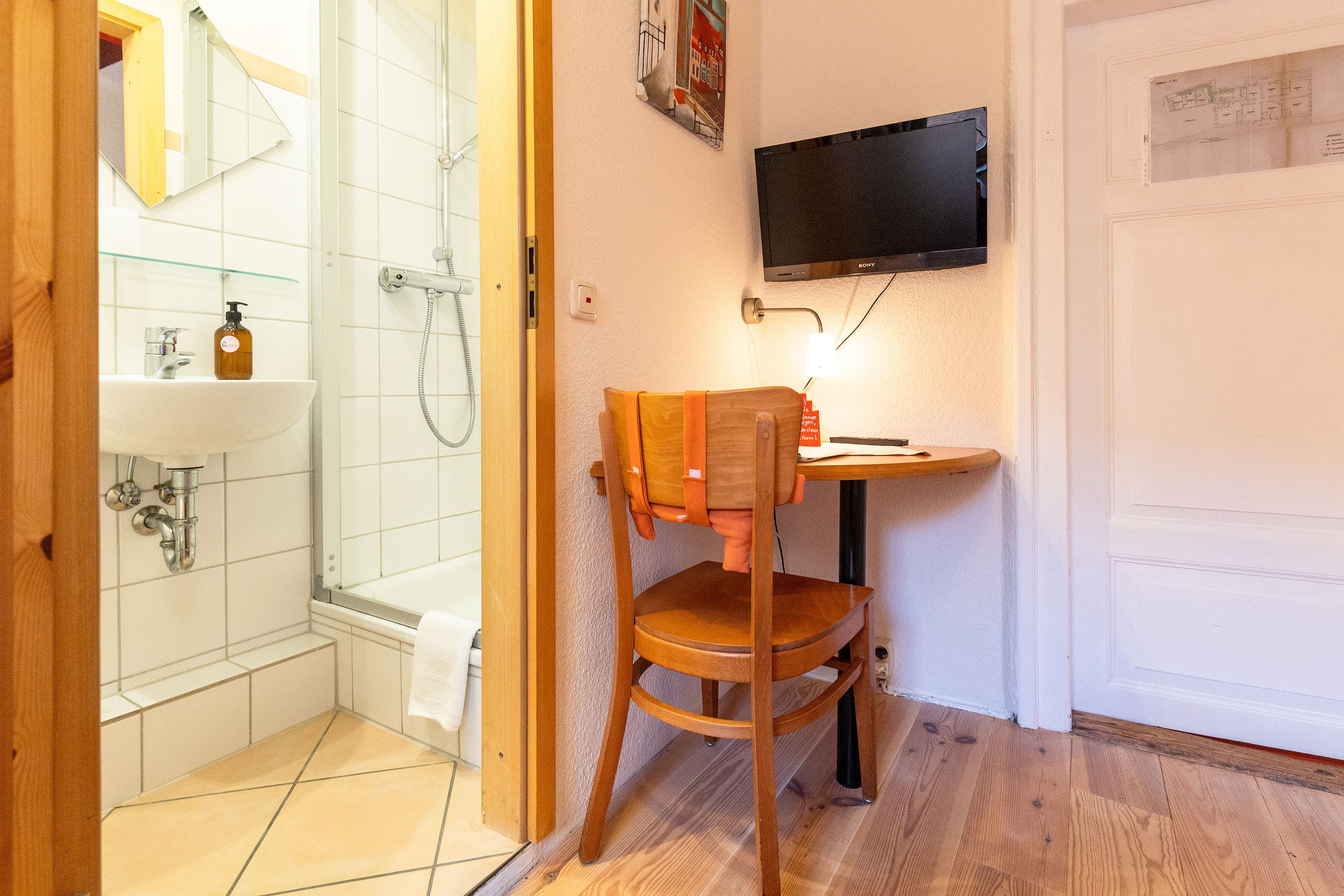 Stadthaus Hotel Lüneburg Badezimmer Sitzecke Fernseher Stadturlaub