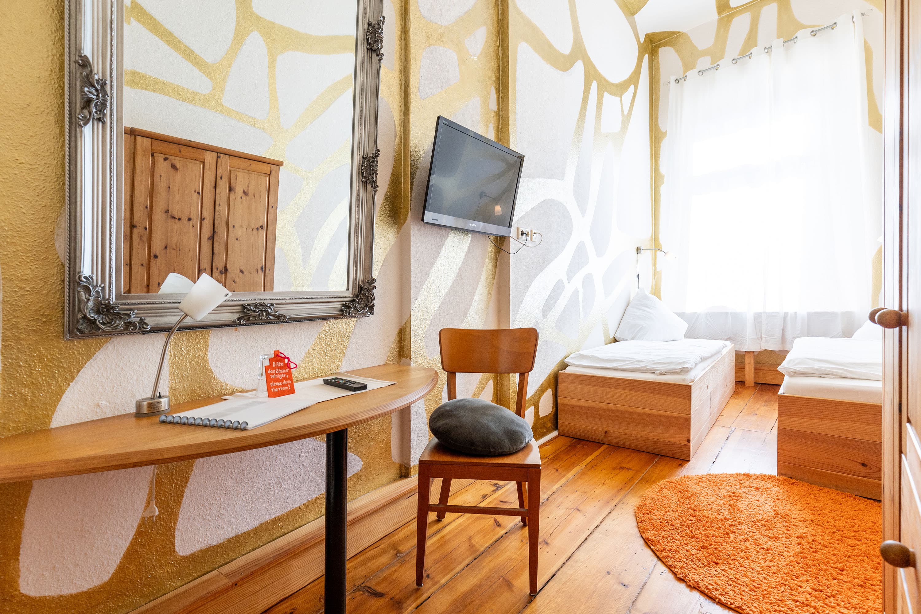 Stadthaus Hotel Lüneburg Zweibettzimmer Fernseher Stadturlaub Urlaub online buchen