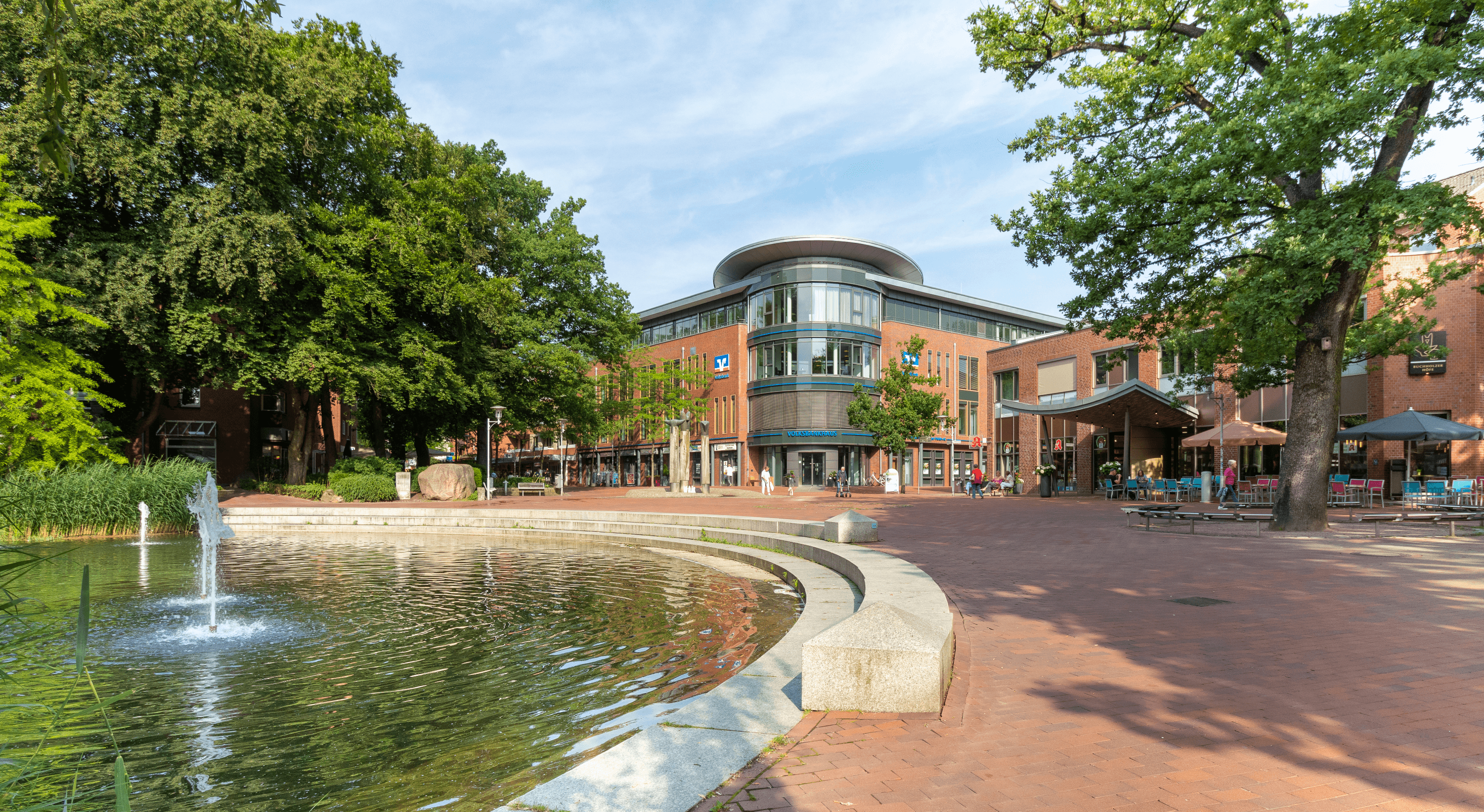 Die Innenstadt von Buchholz in der Nordheide mit Brunnen