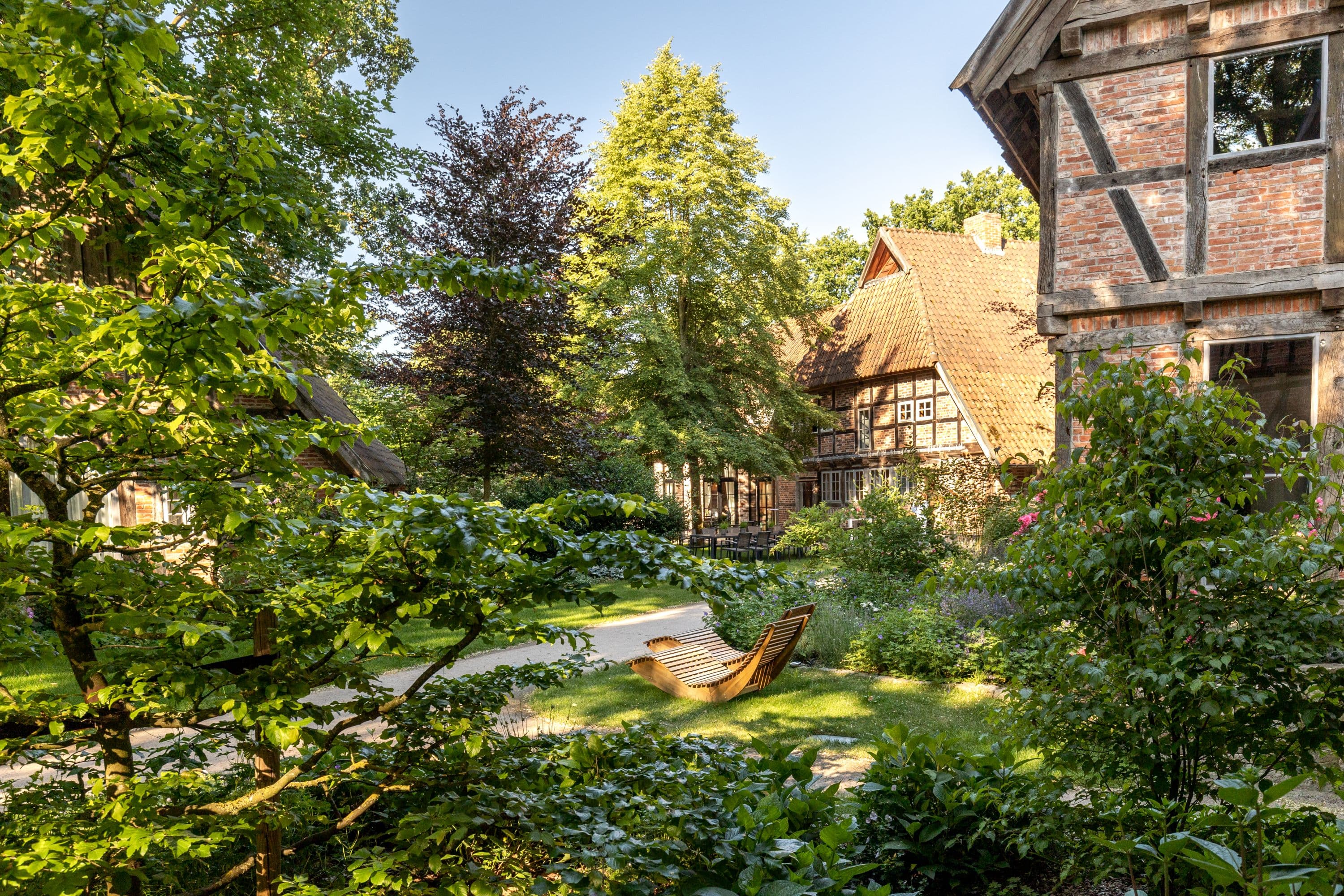 ein üppiger garten und mittendrin häuser