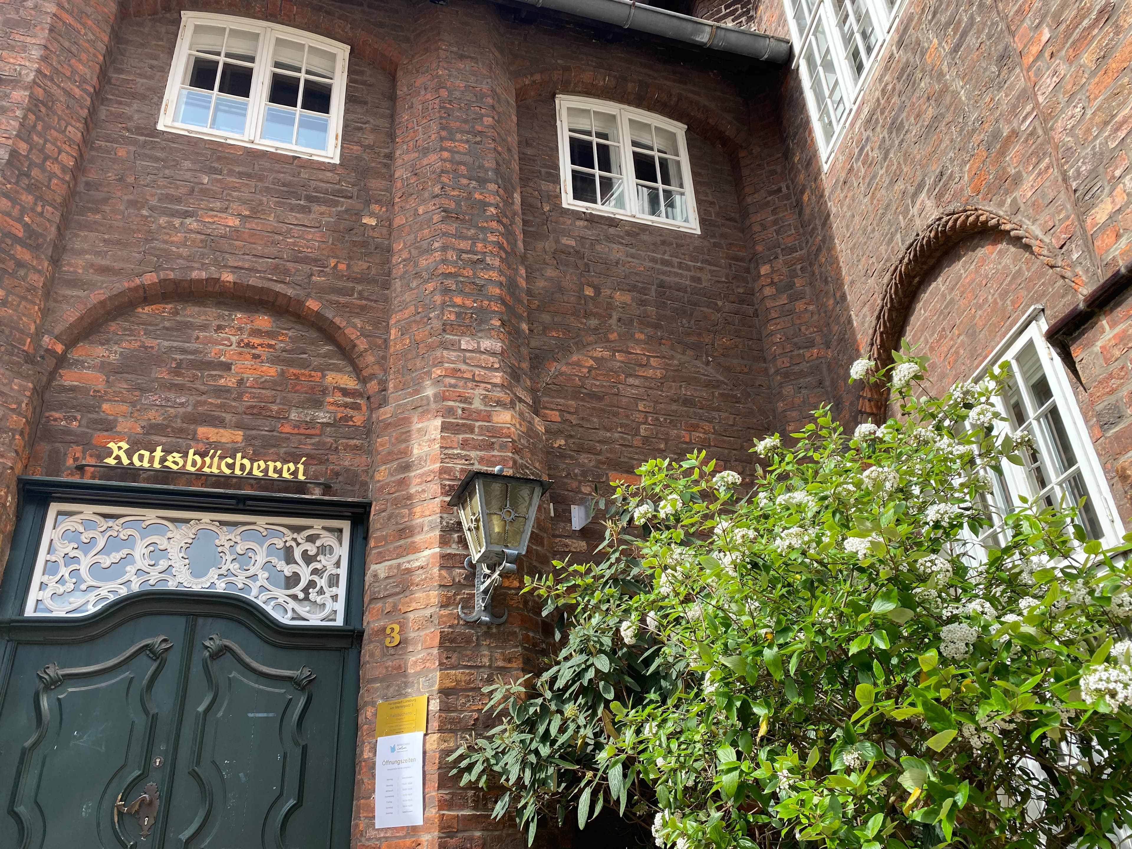 Ratsbücherei Lüneburg am Marienplatz Außenansicht im Sommer