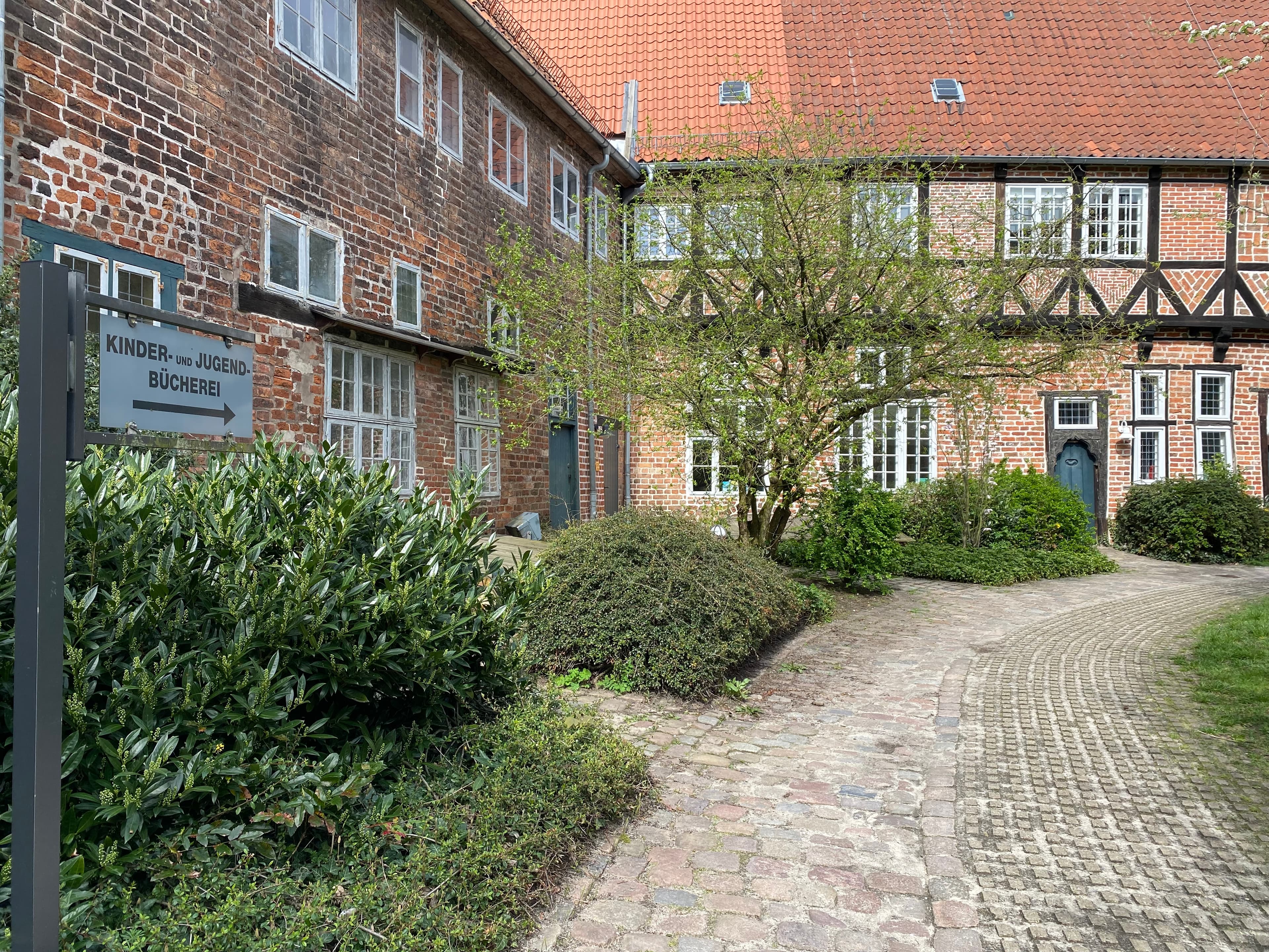 Kinder- und Jugendbücherei Lüneburg Eingang Hof