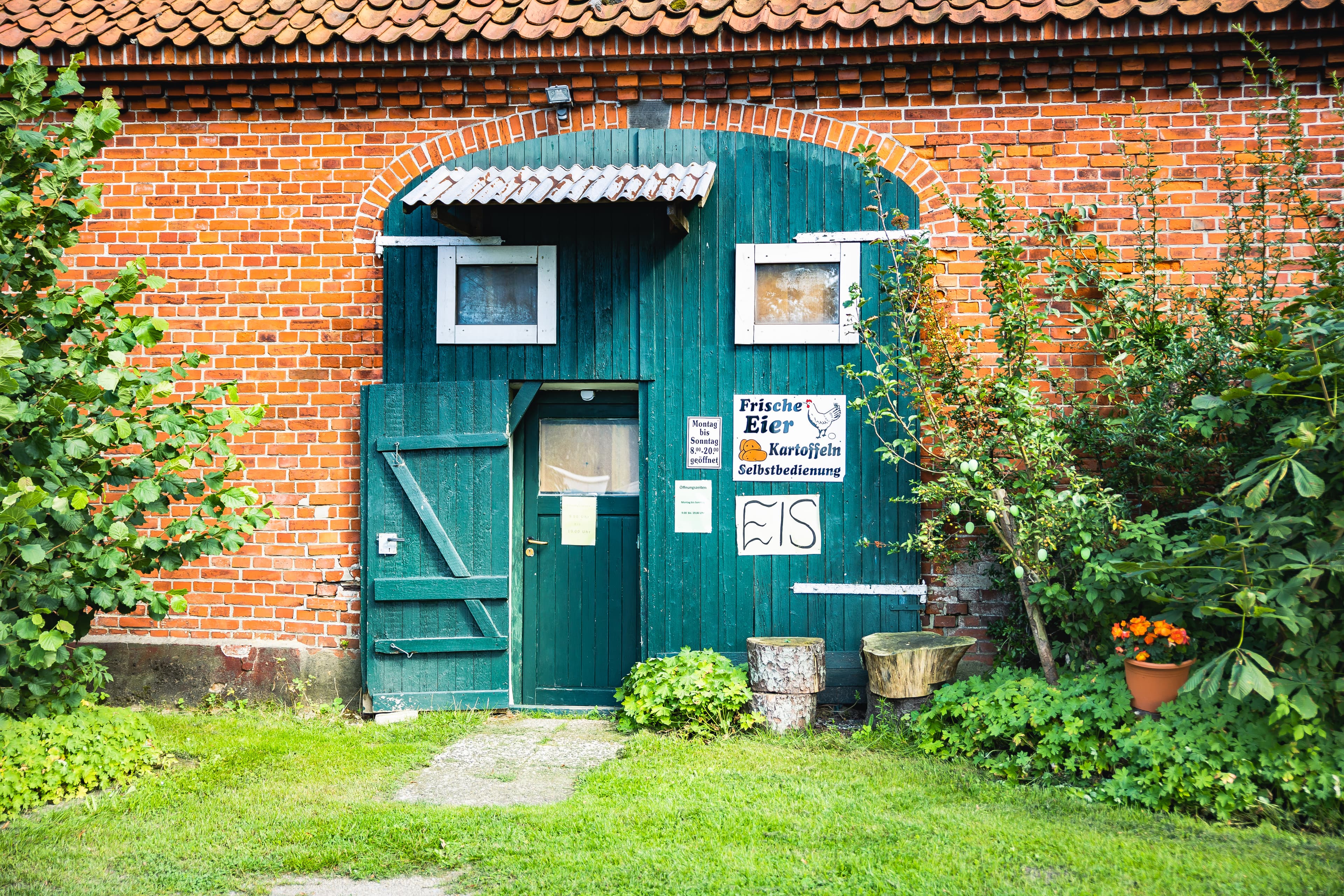 Im Hofladen kauft man regionale Produkte der Heide