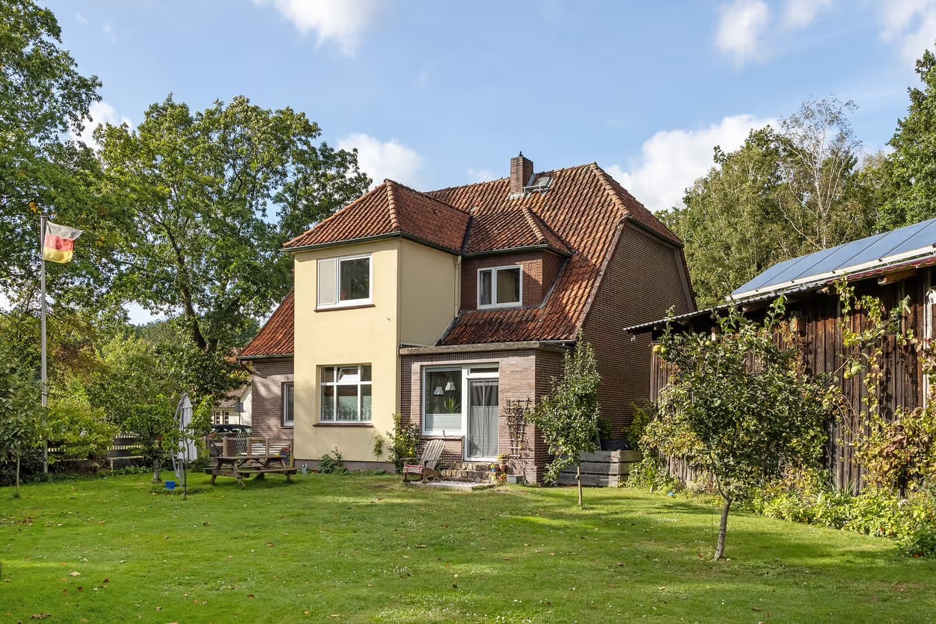 Blick auf das Haus von der Gartenseite mit Garten